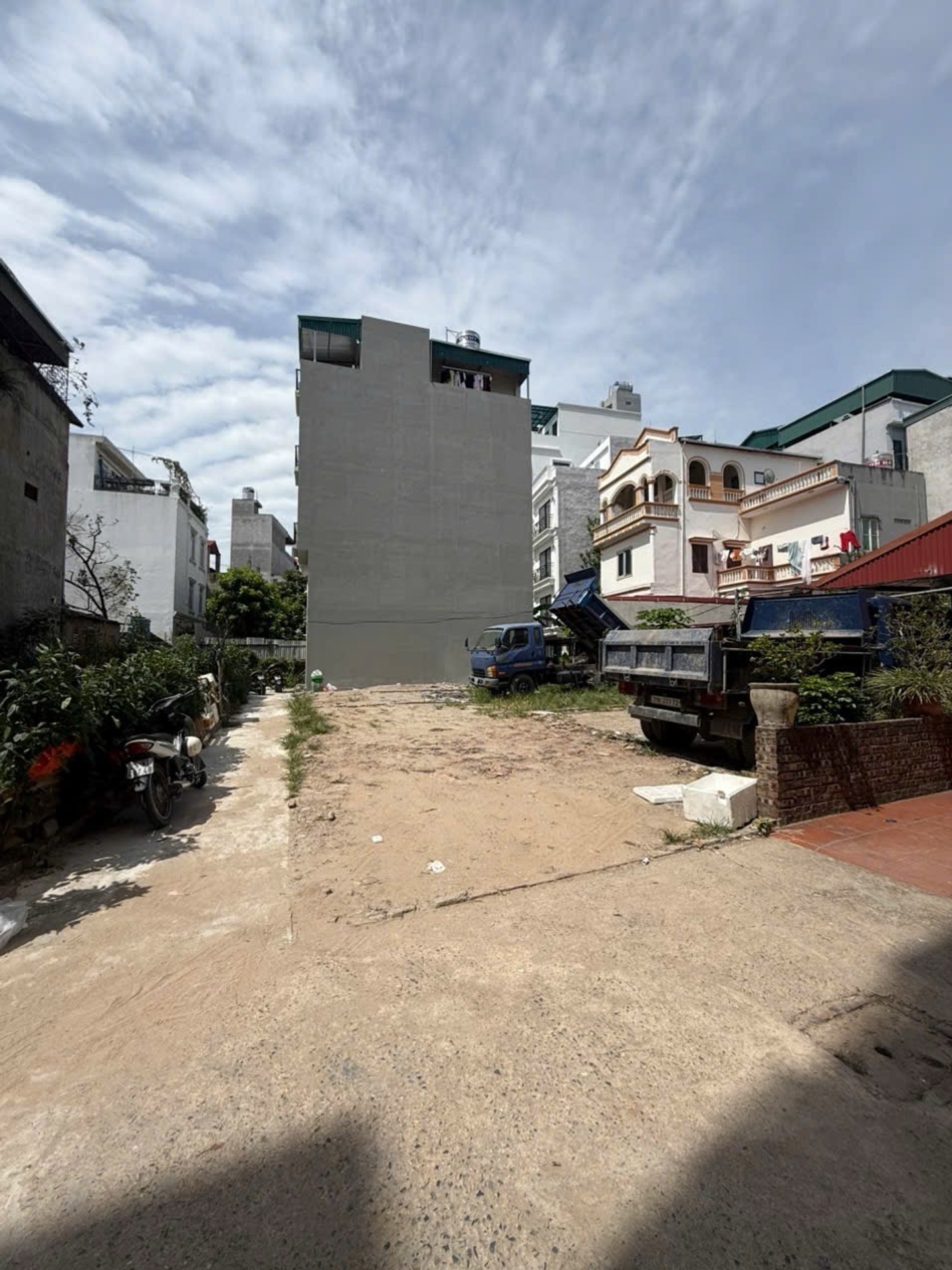 Đất Vàng Thanh Am - Việt Hưng- Hà Nội
Ô Tô vào nhà- Cách 1 Nhà ô tô tránh