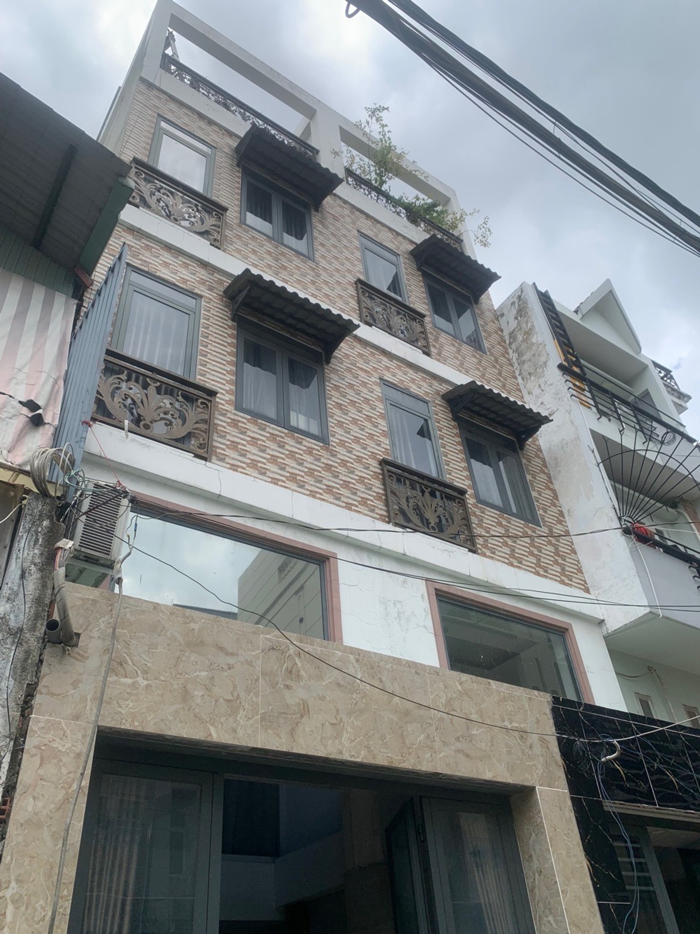 Bán nhà riêng 4 tầng tại Dương Quảng Hàm, diện tích 64.5m2, giá 10.8 tỷ đồng