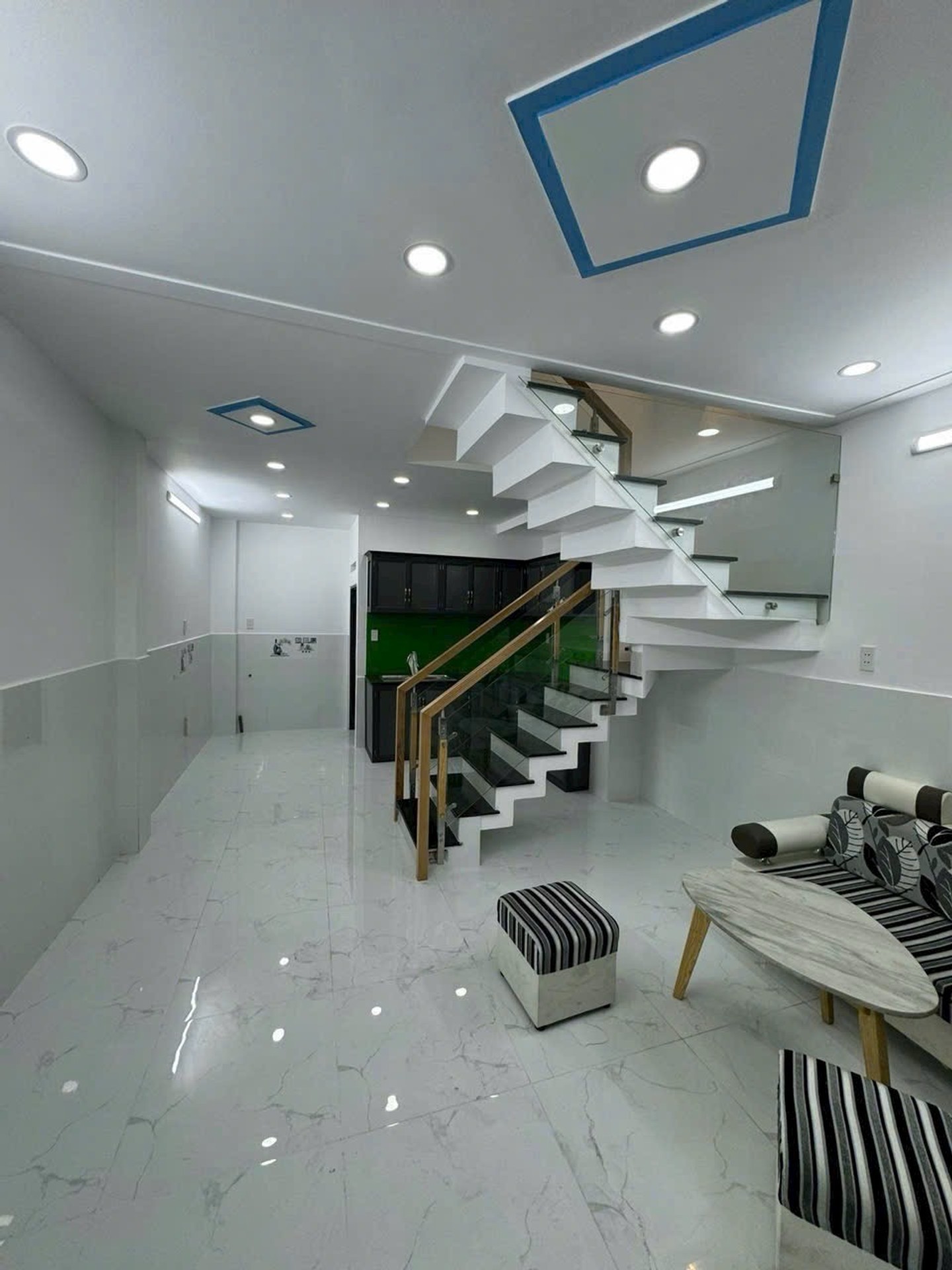 Nhà hẻm xe hơi, gồm 1 trệt 1 lầu, 2 phòng ngủ, 2 WC, phòng khách, nhà bếp , Bancon thoáng