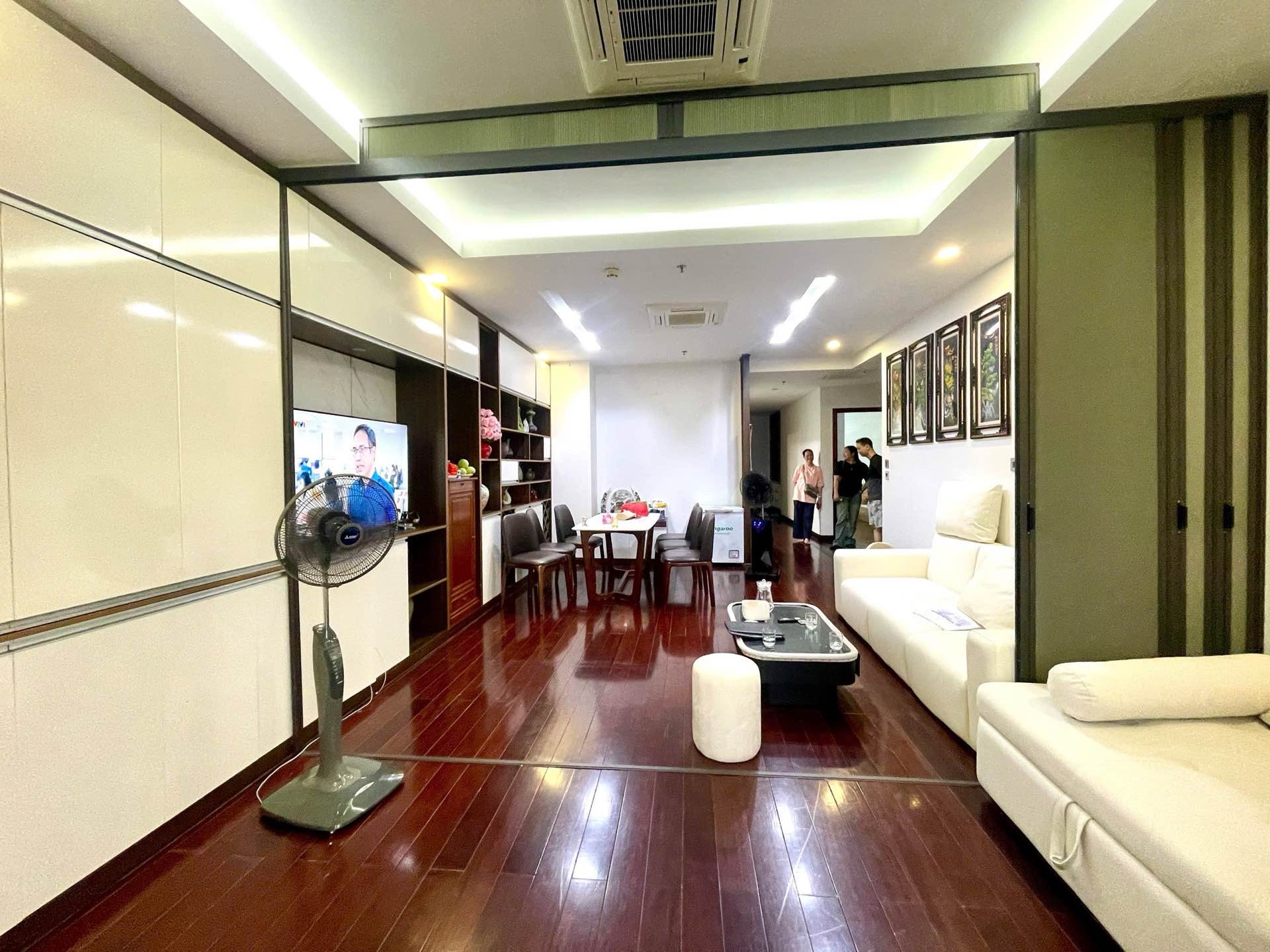 Bán căn hộ chung cư Royal City Nguyễn Trãi Thanh Xuân, DT 129m, 3 ngủ, 2 wc, giá 14,8 tỉ. 098158545