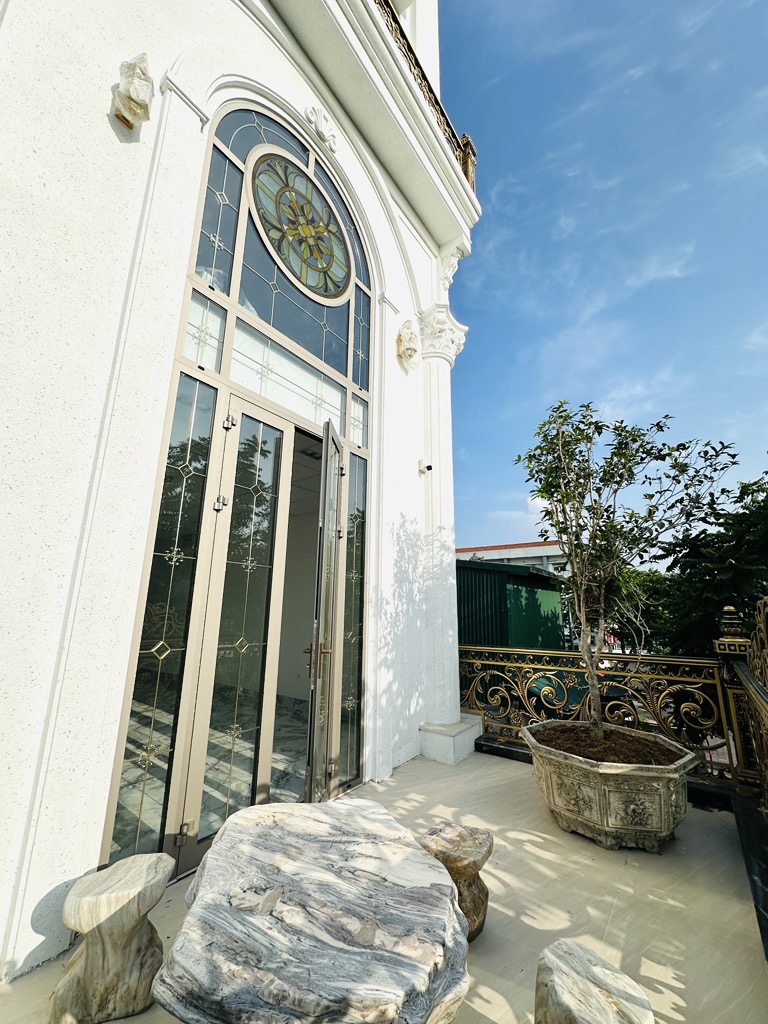 Biệt thự view hồ, kinh doanh đỉnh ở quận Long Biên