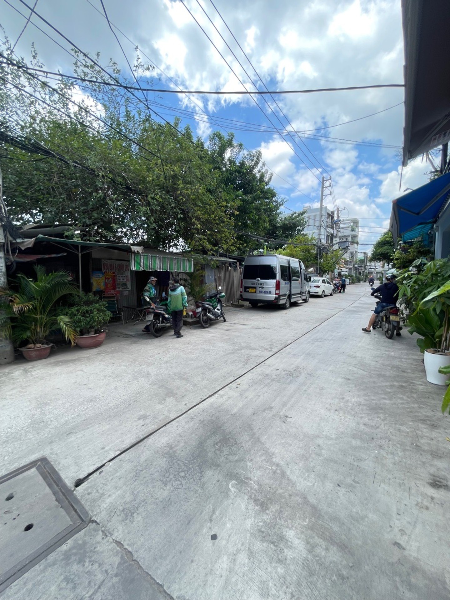 Bán nhà Hương Lộ 2, ngã tư 4 xã, diện tích 61m²( 5 x 12), tiện xây mới 5 tầng theo nhu cầu. Chỉ 4.x