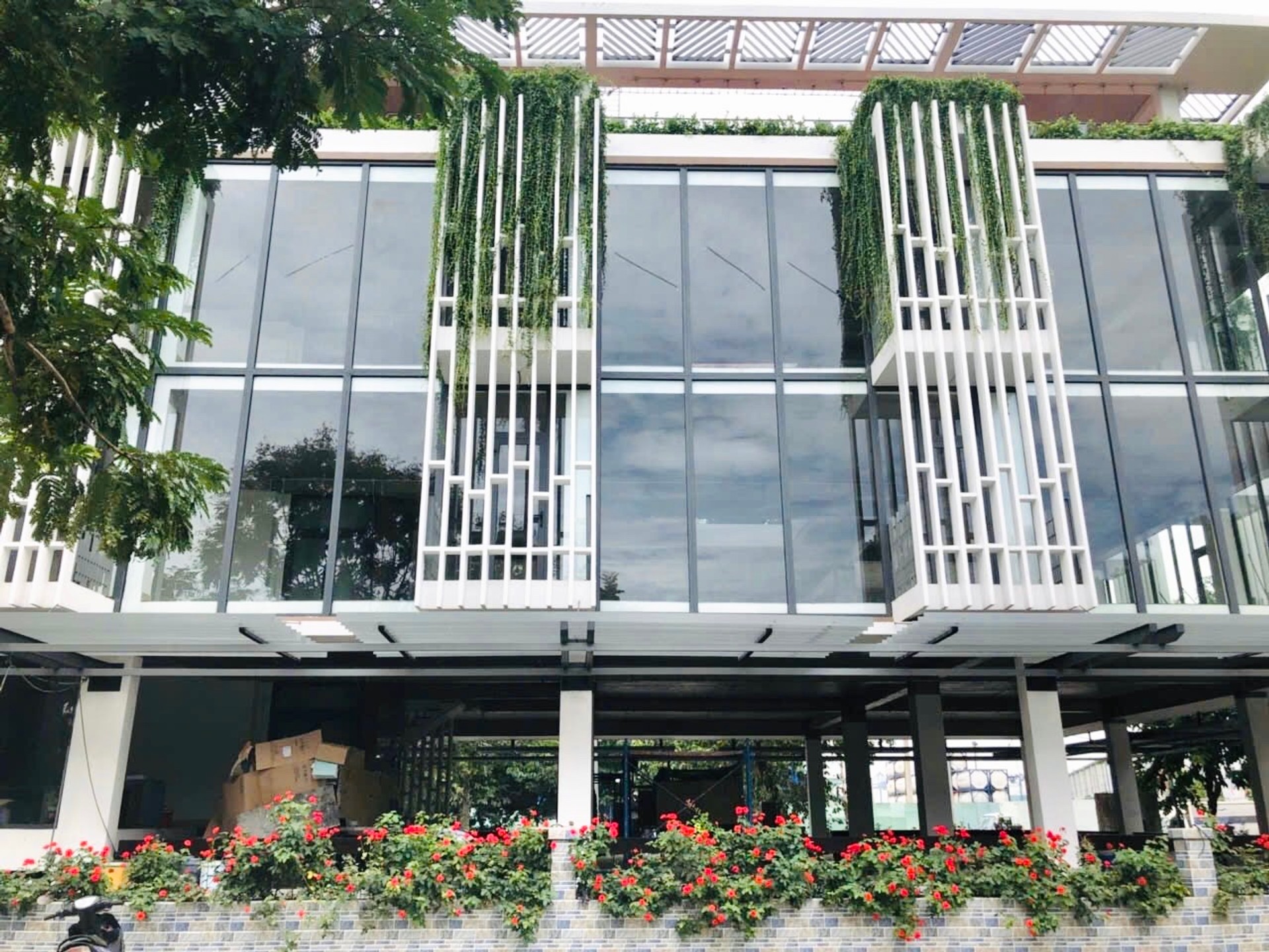 Bán tòa nhà văn phòng 5 tầng, mặt tiền 28m tại quận TP.HCM - LH: 0918604219 C.Loan