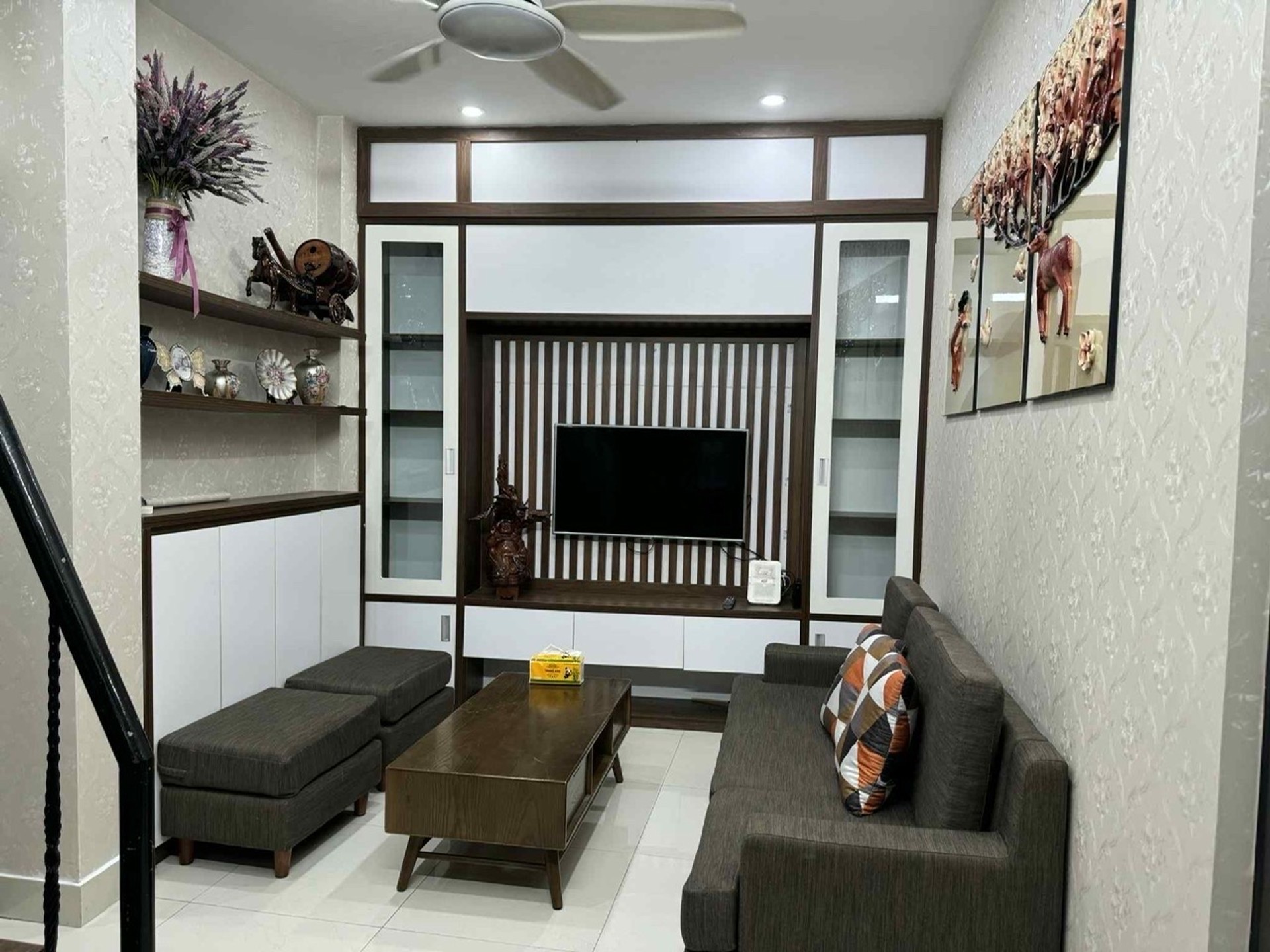 Nhà Phố Cổ Hiếm Có, 5 Bước Ra Hàng Thùng