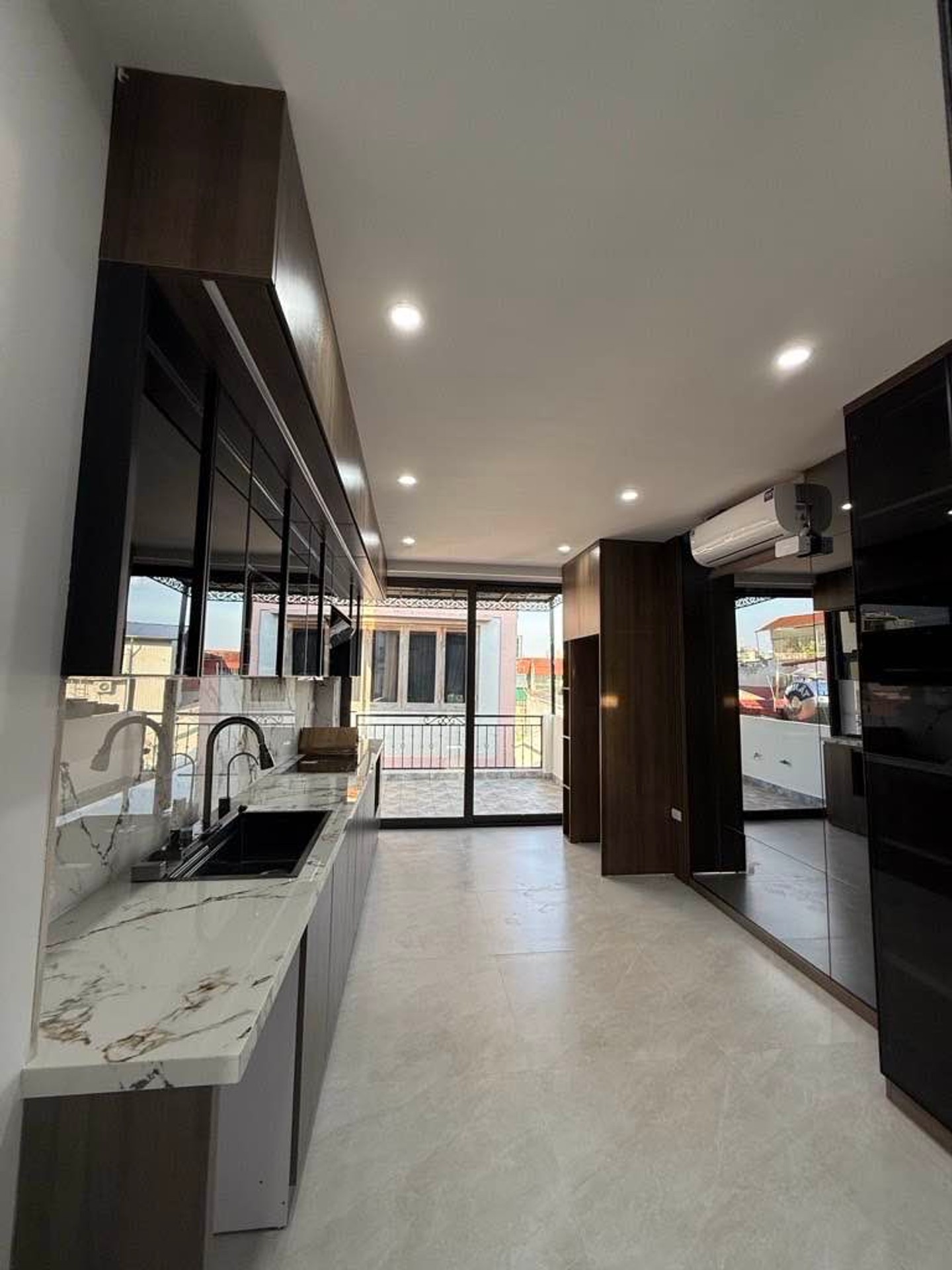 Nhà 6 tầng có thang máy, chuẩn sống sang xịn tại trung tâm