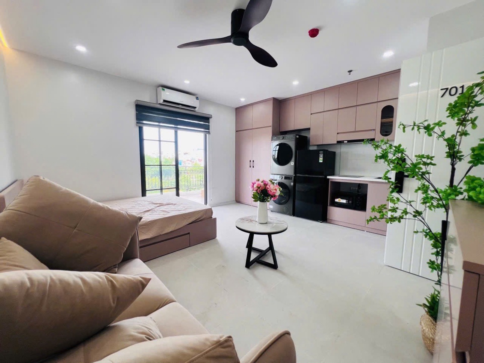 Bán nhà mặt phố Nguyễn Đình Hoàn, Cầu Giấy 9 tầng, 14 căn hộ, dòng tiền 200tr/tháng LH 0984618308