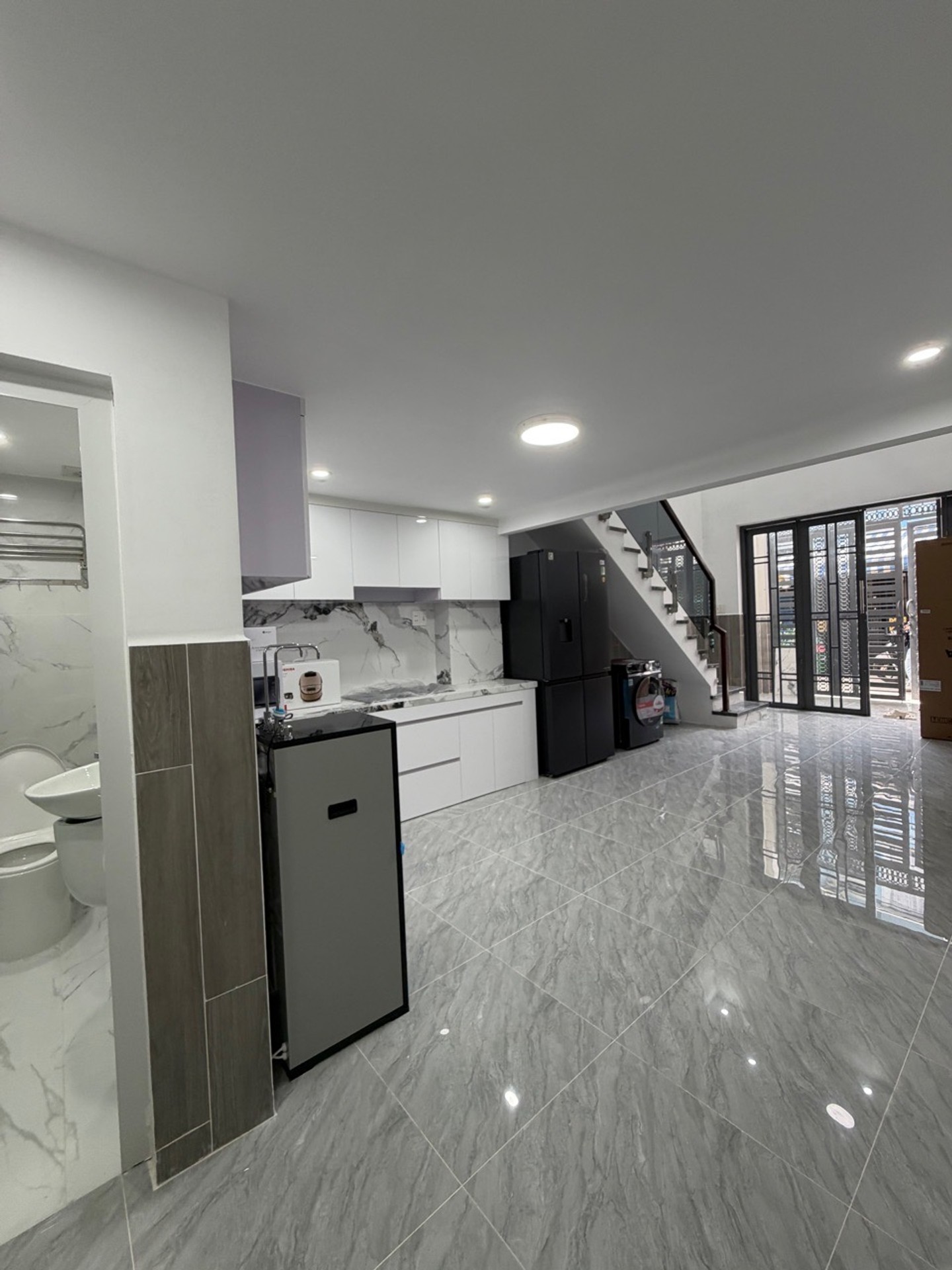 Bán nhà riêng 3 tầng tại quận Bình Tân với nội thất đầy đủ, diện tích 40m2