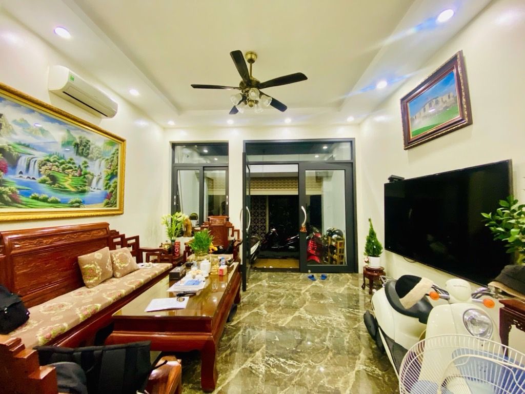 Bán nhà Hoàng Văn Thái,67m hai thoáng trước sau , oto đỗ cửa
