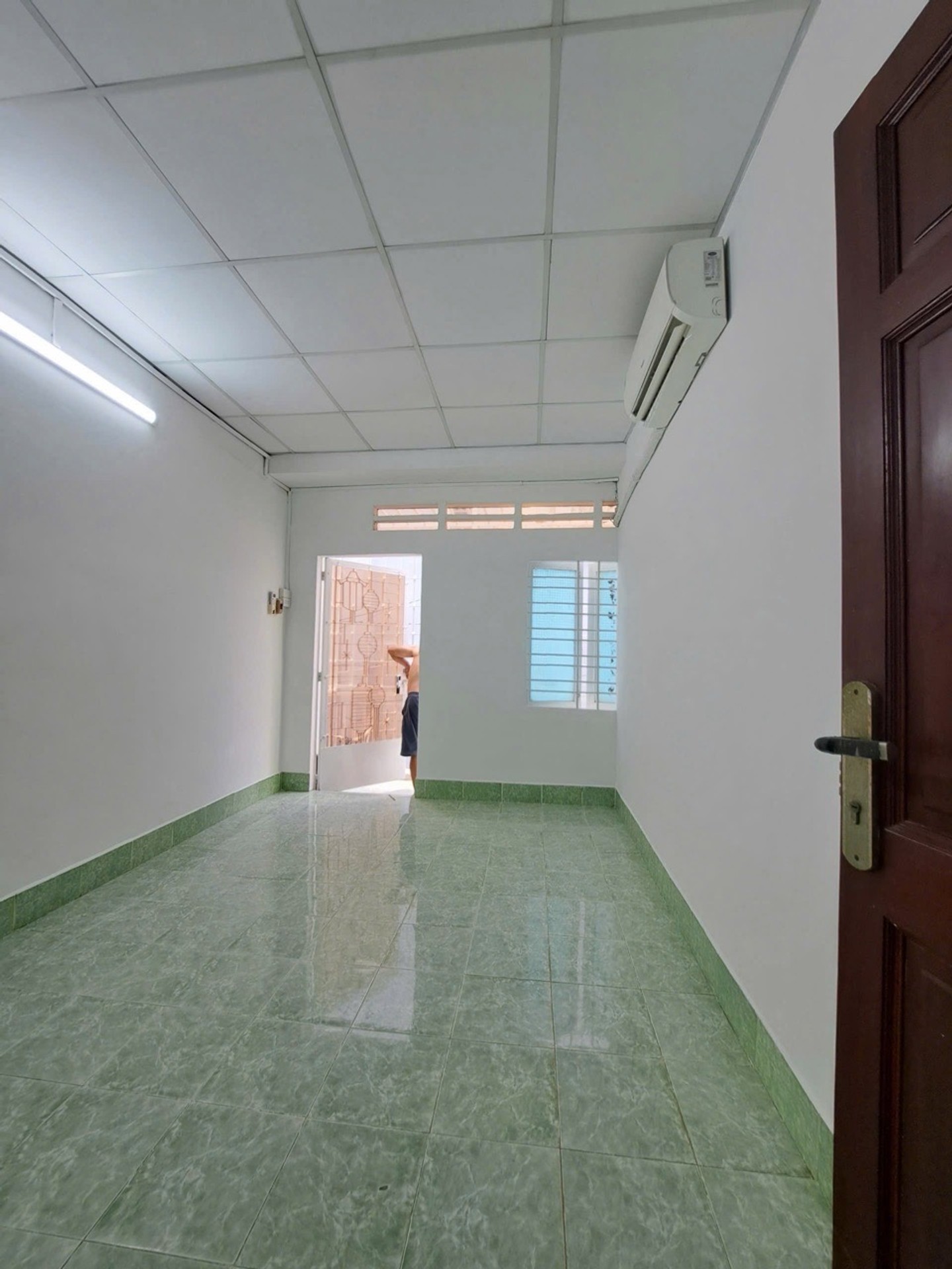 Nhà 2 tầng mặt tiền rộng, trung tâm Phan Xích Long