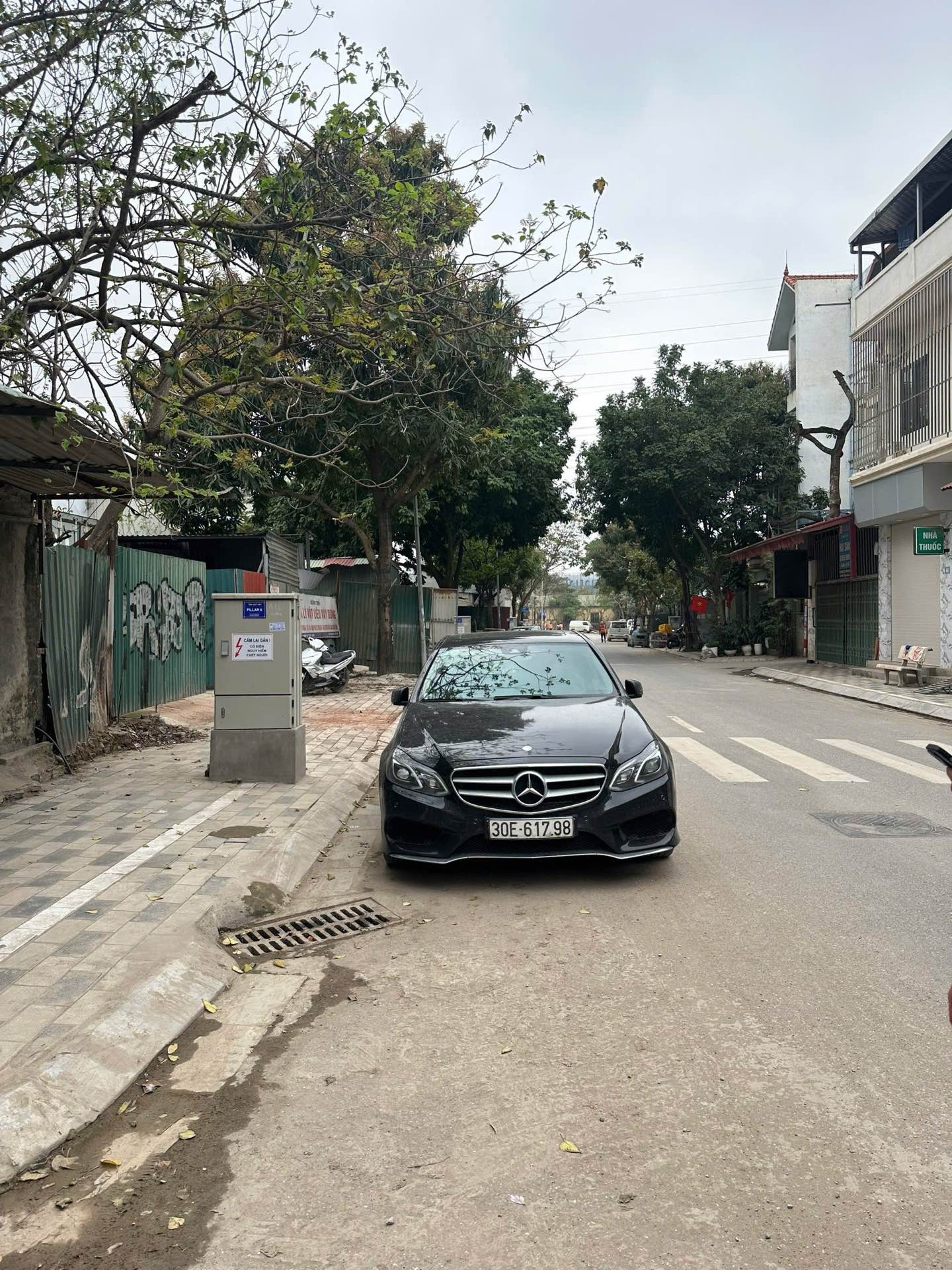 TÂY HỒ LỘNG GIÓ