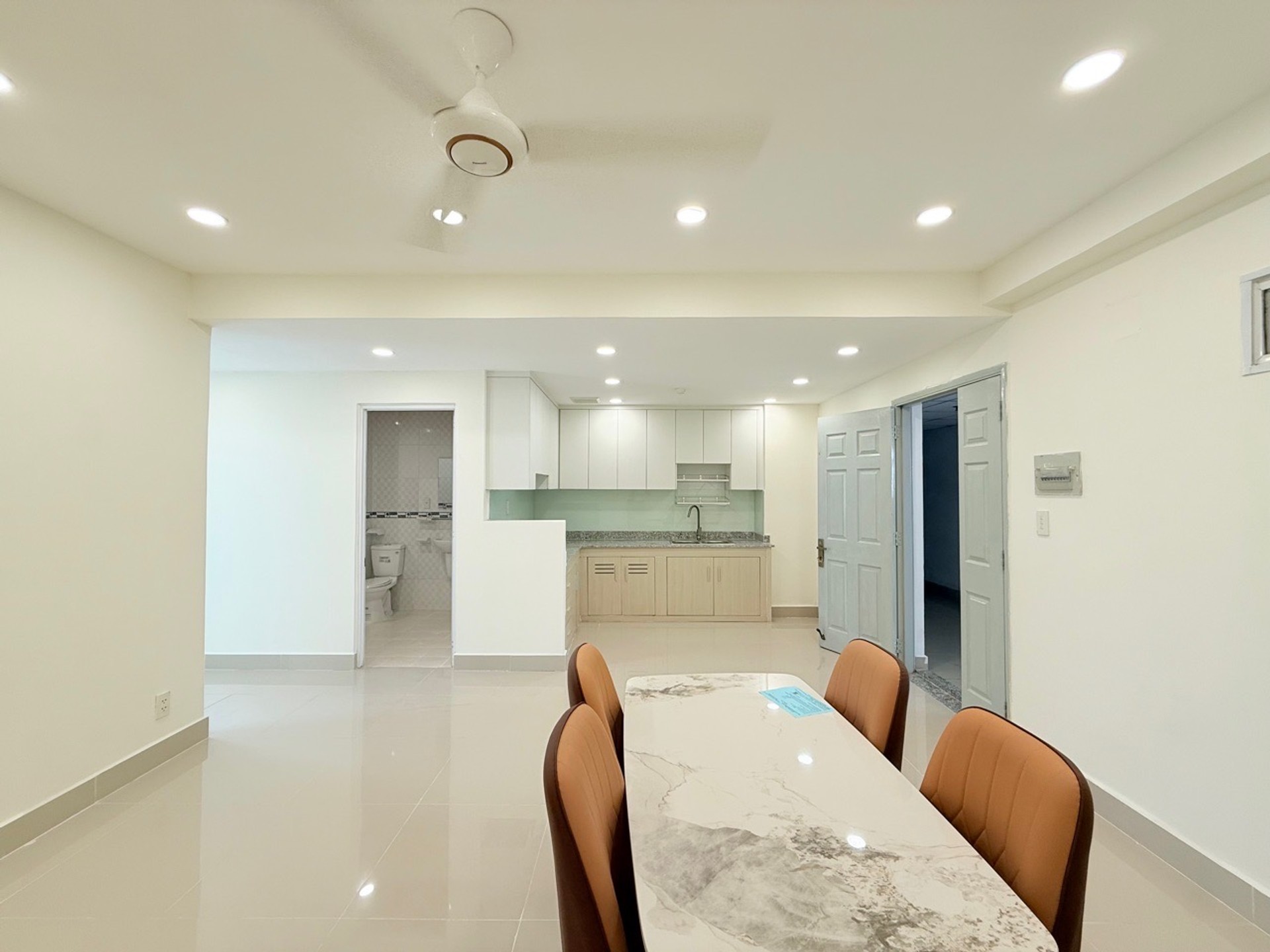 BÌNH THẠNH $ 3.75 TL
BÁN CHUNG CƯ PHAN CHU TRINH - CÓ THANG MÁY -
DT:60/65 (6.5x10) THOÁNG 2 PN