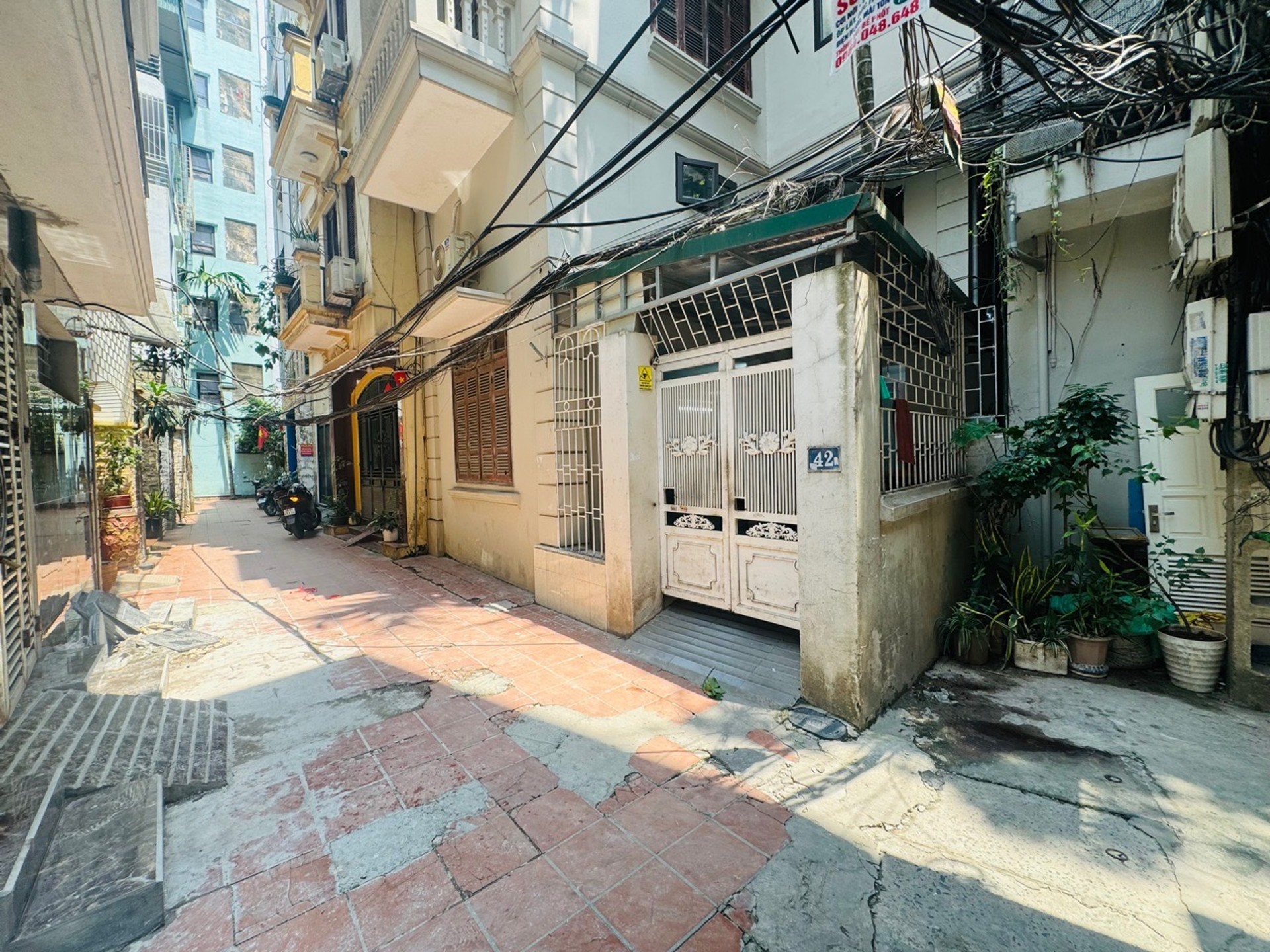 Nhà 5 tầng Cầu Giấy - ngõ rộng, ô tô vào nhà, sinh lời ngay