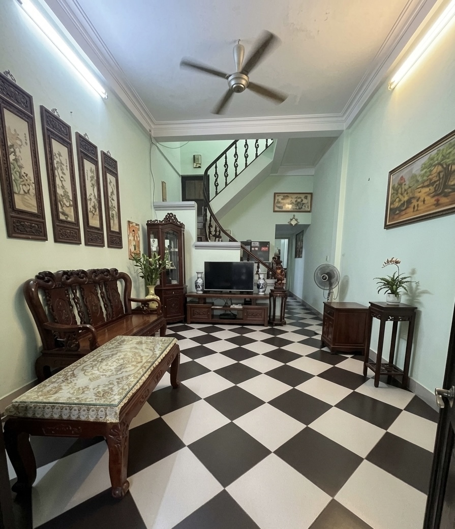 Nhà dân xây chắc chắn. 58m2 giá 9,28 tỷ. Ngõ thông, bãi gửi xe gần.