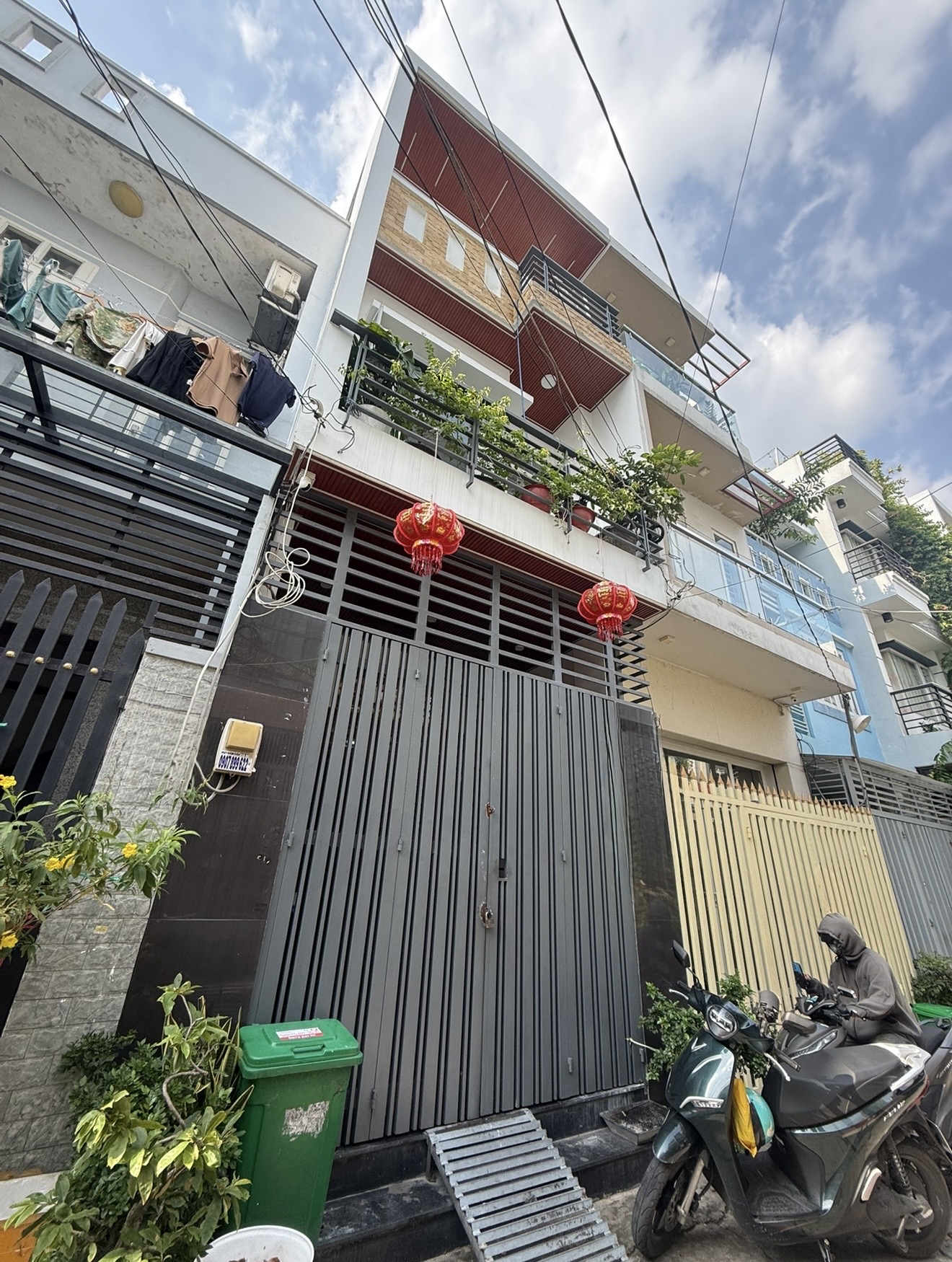 Nhà đẹp 3 tầng, 4 phòng ngủ, hẻm xe hơi tại Bình Tân - CHI 5TY
