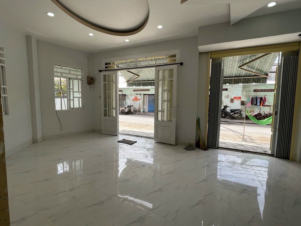 Bán nhà 3 tầng mặt phố 2 mặt tiền tại phường phú định đường Lý Đạo Thành, diện tích 62m²