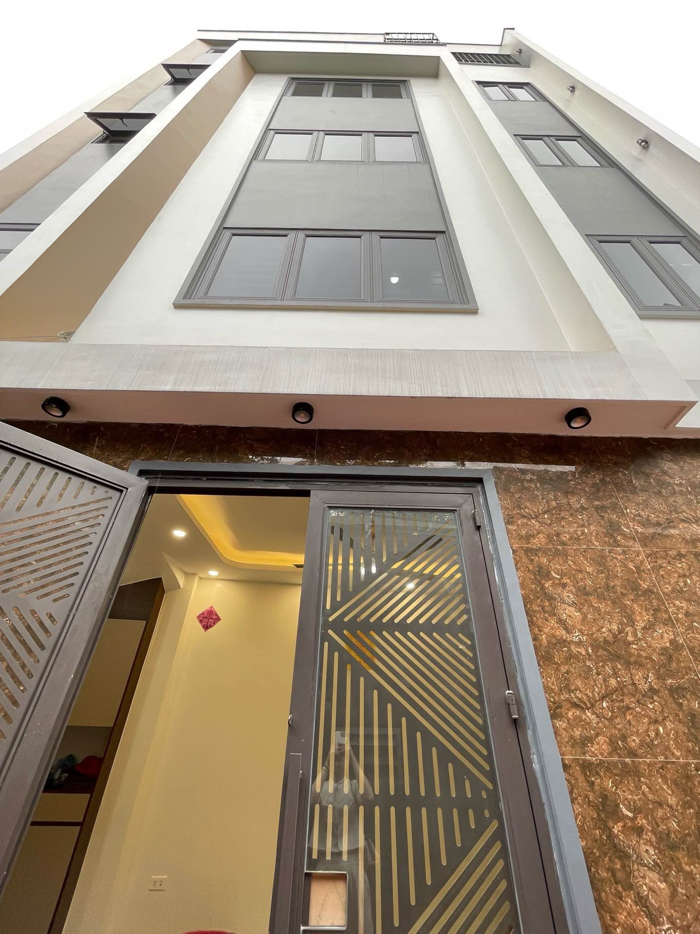 Nhà 5 tầng lô góc, nội thất cao cấp, gần chợ Đồng Dinh, Quận Long Biên