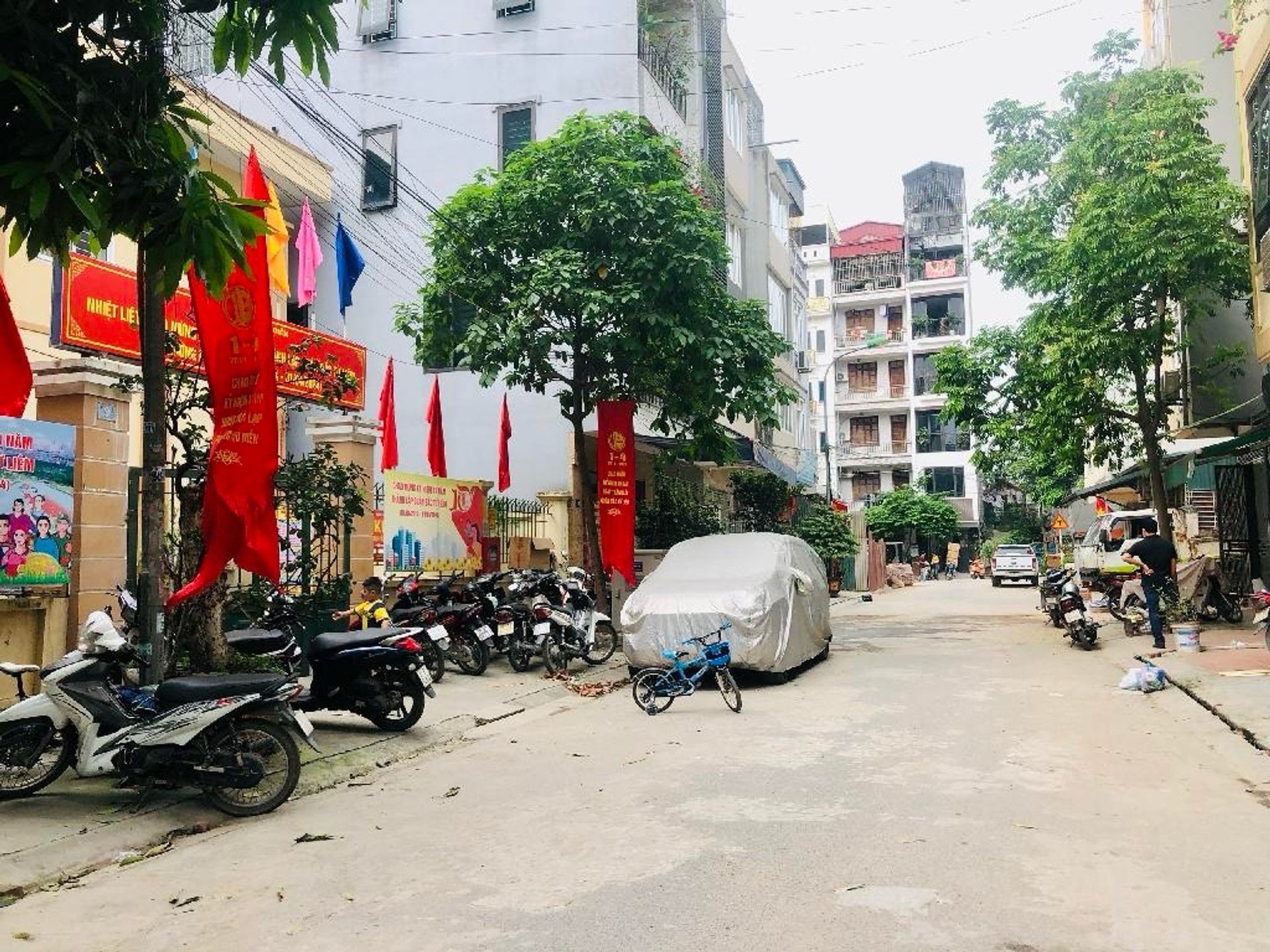 Nhà Phân Lô 5 Tầng Thang Máy - Vỉa Hè Rộng, Sát Hoàng Quốc Việt Kéo Dài - 40m2 - Giá hạt rẻ.