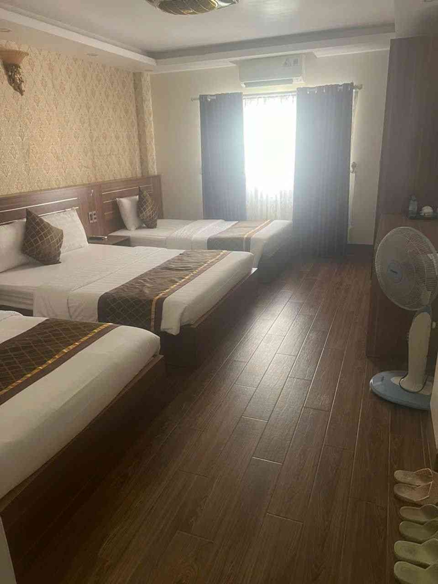 Khách sạn 8 tầng đẳng cấp giữa trung tâm Hạ Long