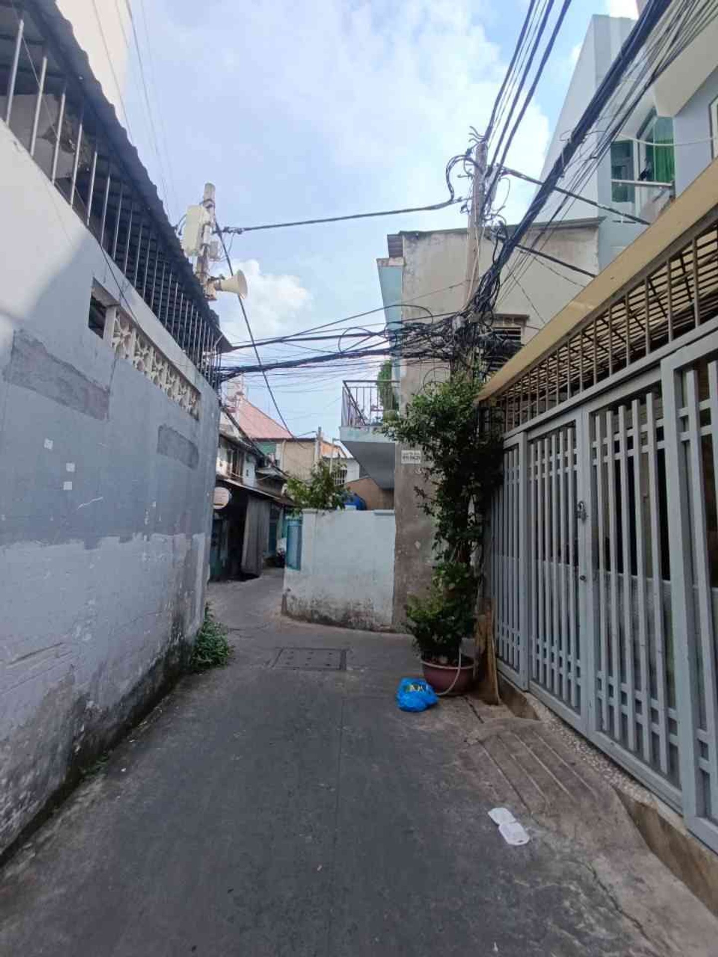 Bán nhà riêng 3 tầng 43m2 hướng Đông Nam tại Quận 8, giá 5.99 tỷ