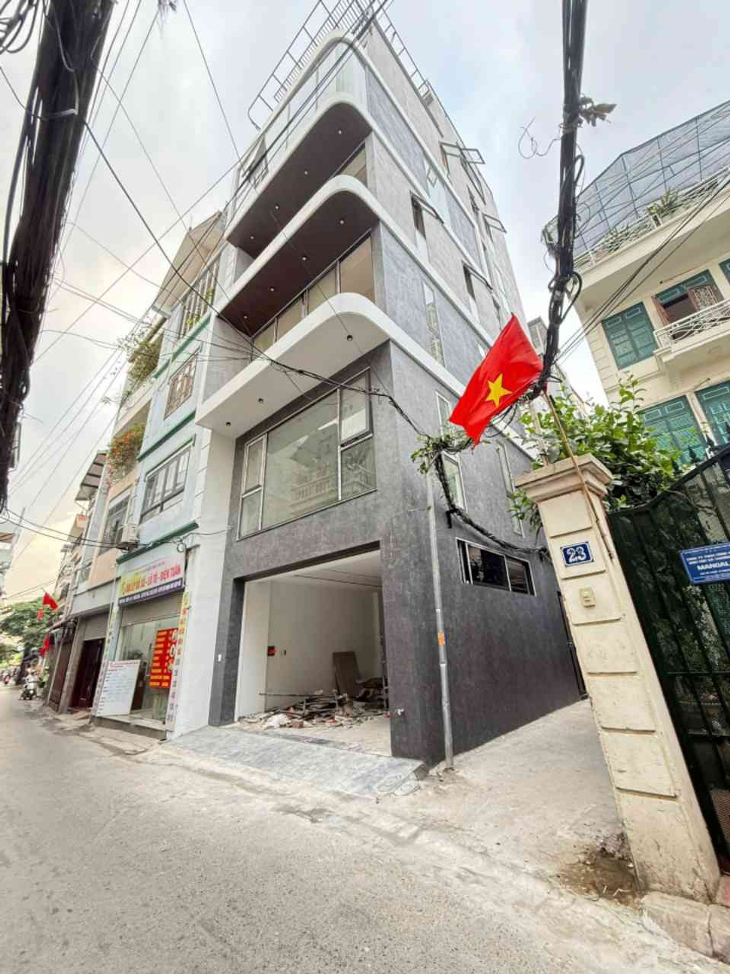 Nhà riêng 5 tầng 3 ngủ 4 tắm hướng Tây Bắc tại Long Biên