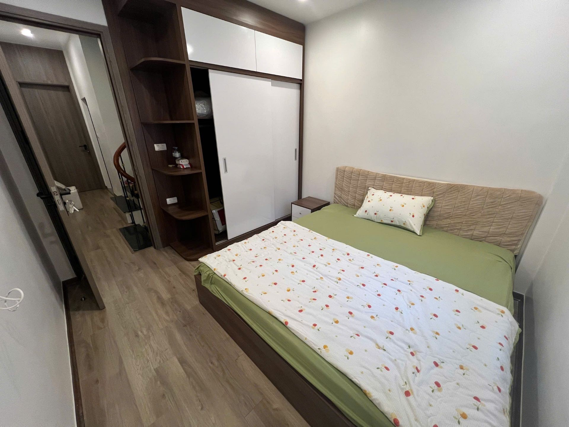 Bán nhà riêng 5 tầng Lạc Long Quân, Tây Hồ, 41m², 6 phòng ngủ, pháp lý rõ ràng
