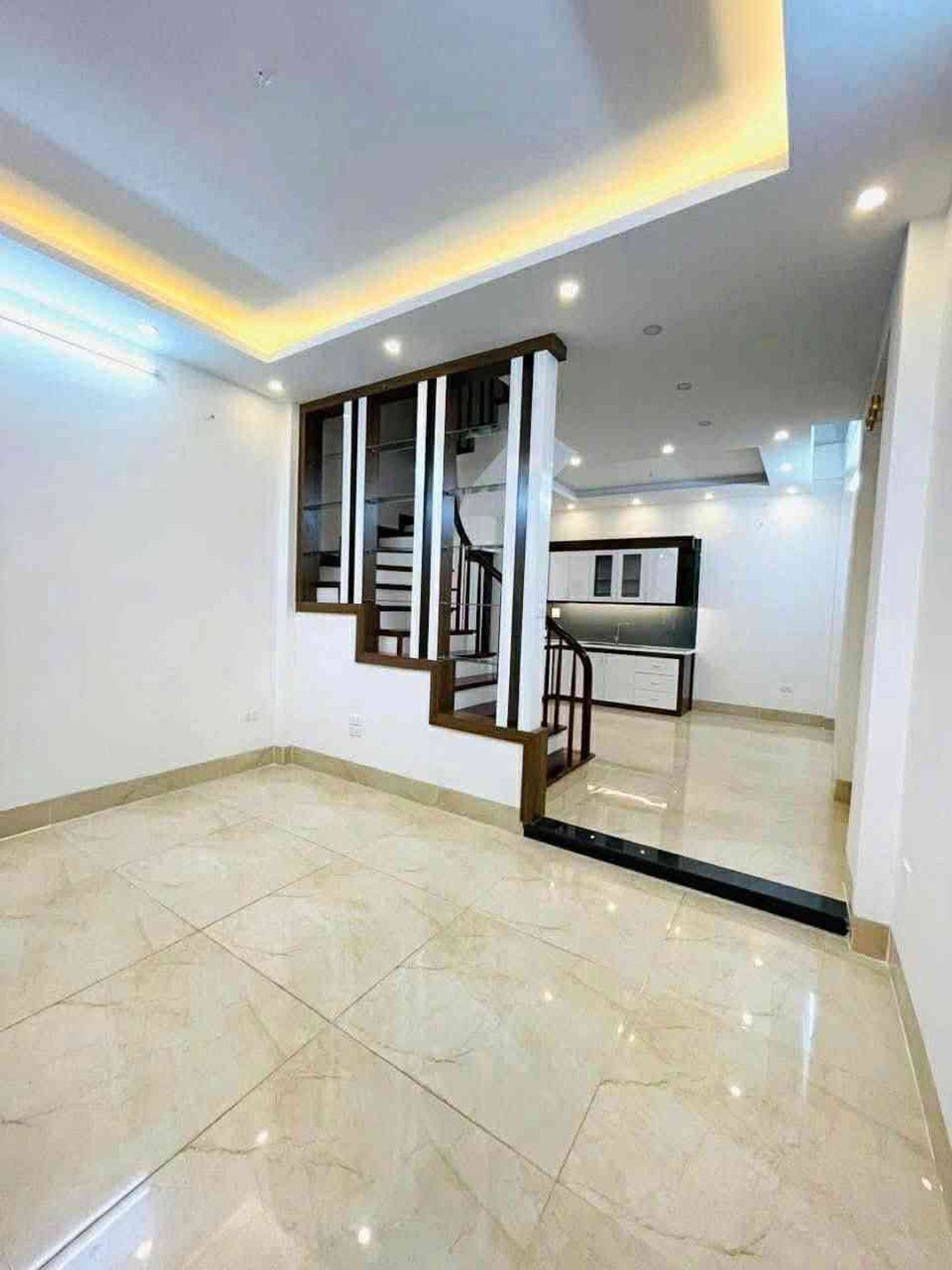 Bán nhà riêng 5 tầng tại Lạc Long Quân gần Hồ Tây, giá 13 tỷ