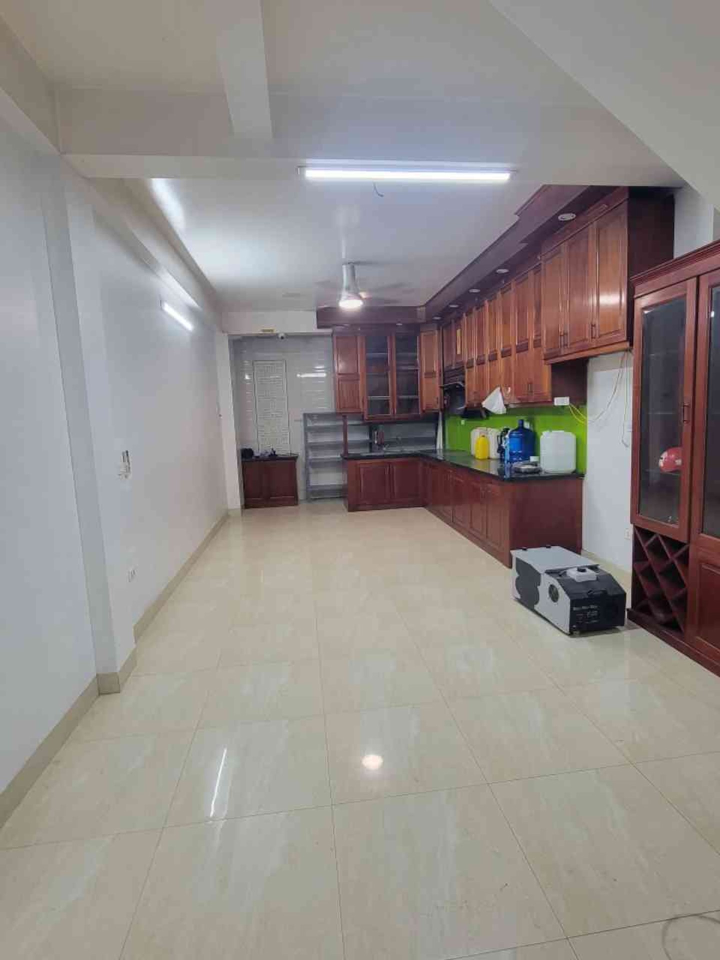 Nhà mặt phố không Quy hoạch 5 tầng diện tích tại Long Biên, tiện kinh doanh và văn phòng