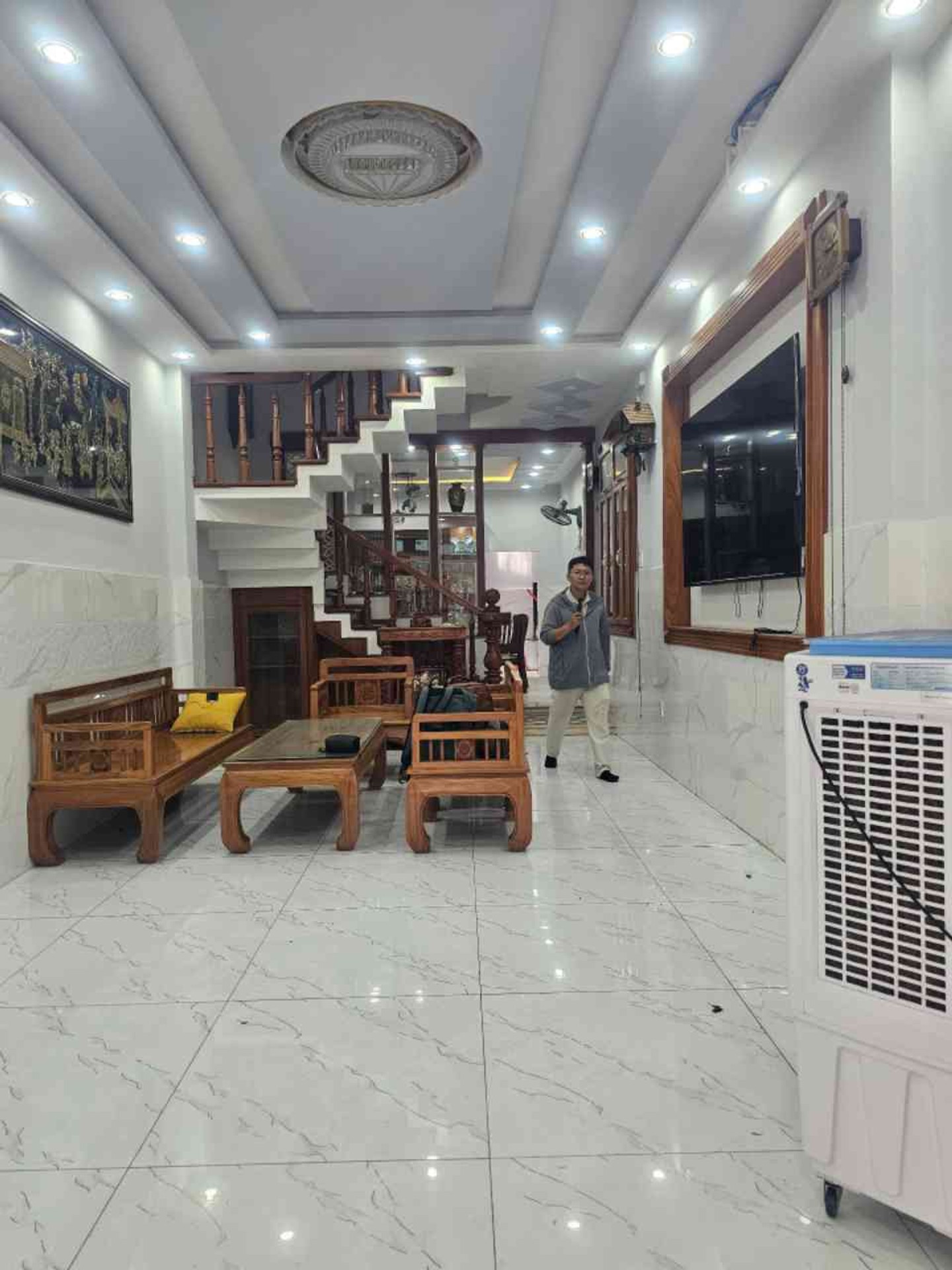 ✨ Điểm đặc biệt: toàn bộ thiết kế FULL GỖ NGUYÊN KHỐI, nội thất sang trọng, giữ gìn cực kỹ, nhà gần