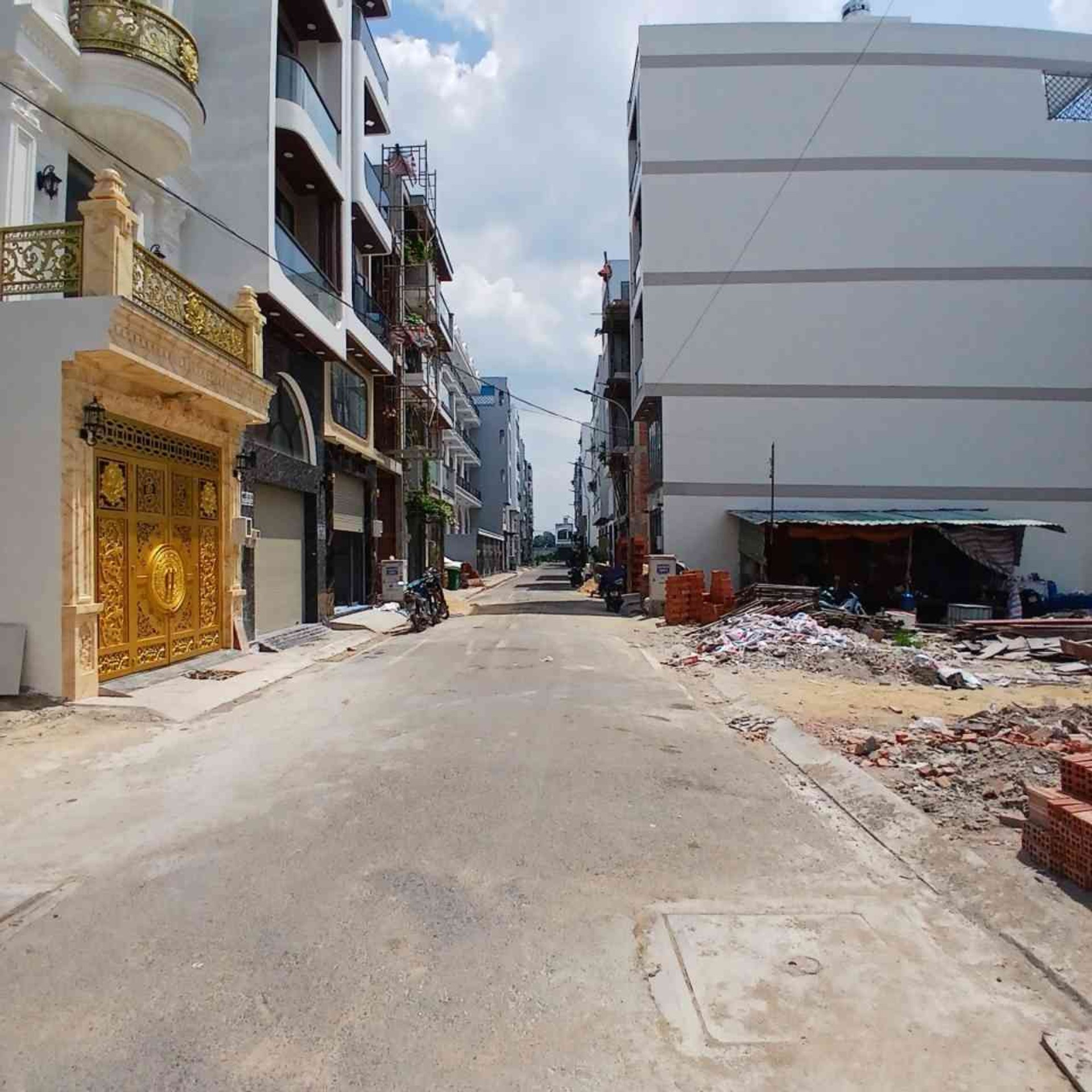 Cơ hội hiếm có sở hữu nhà 5 tầng có thang máy tại Tây Lân giá tốt