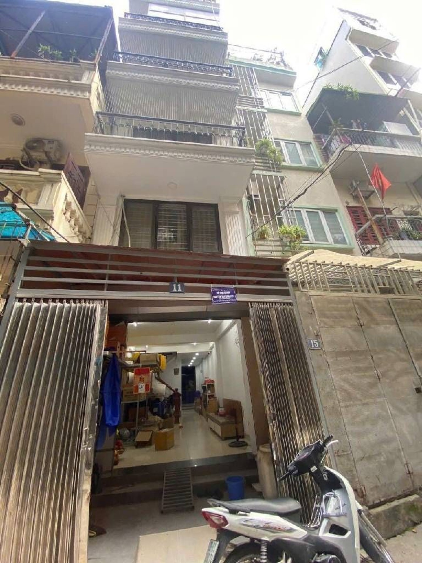 Nhà 6 tầng có thang máy, vị trí trung tâm 3 quận đắc địa