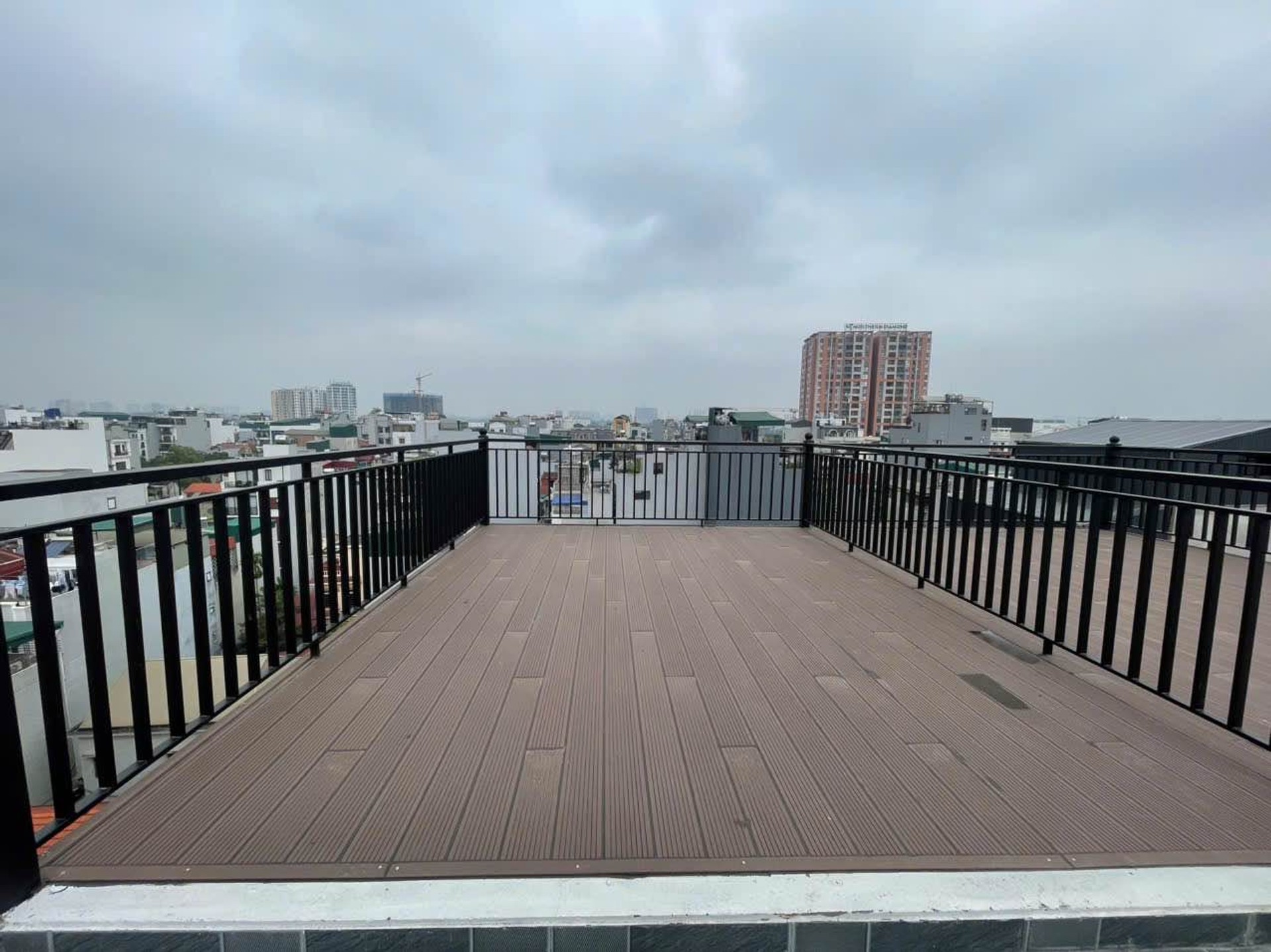 Nhà 8 tầng thang máy siêu hiện đại gần phố, có gara 2 ô tô - Chìa khóa trao tay
