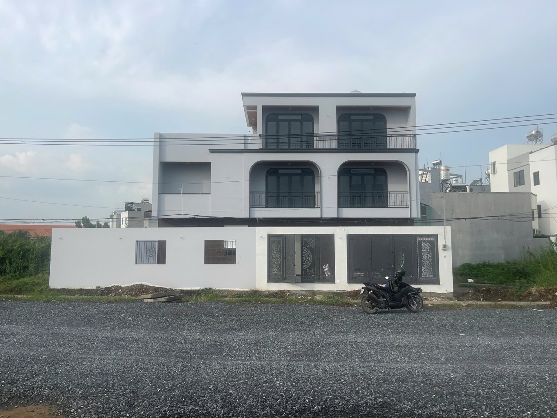 Cơ hội hiếm có sở hữu biệt thự mặt tiền kênh tại Bình Tân với giá chỉ 11.9 tỷ
