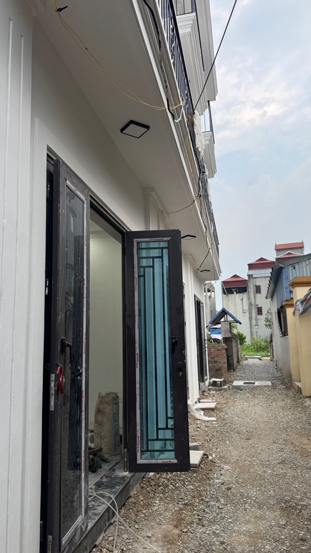 Bán nhà riêng 3 tầng 42m2 lô góc khu trung tâm Yên Mỹ ô tô đỗ cửa