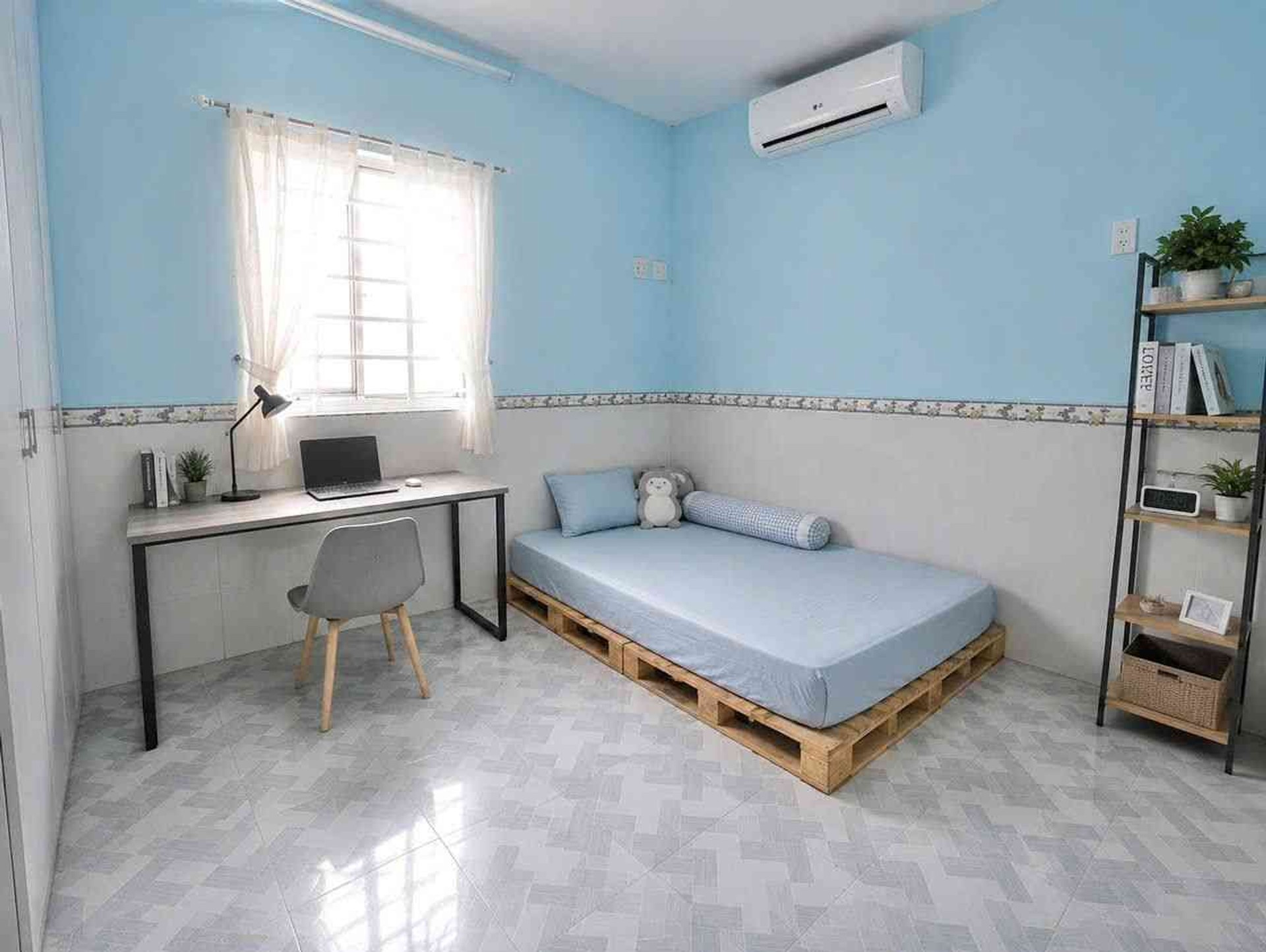 Bán nhà riêng 2 tầng tại Tân Bình, sát mặt tiền Lạc Long Quân - Âu Cơ, xe hơi đỗ cửa