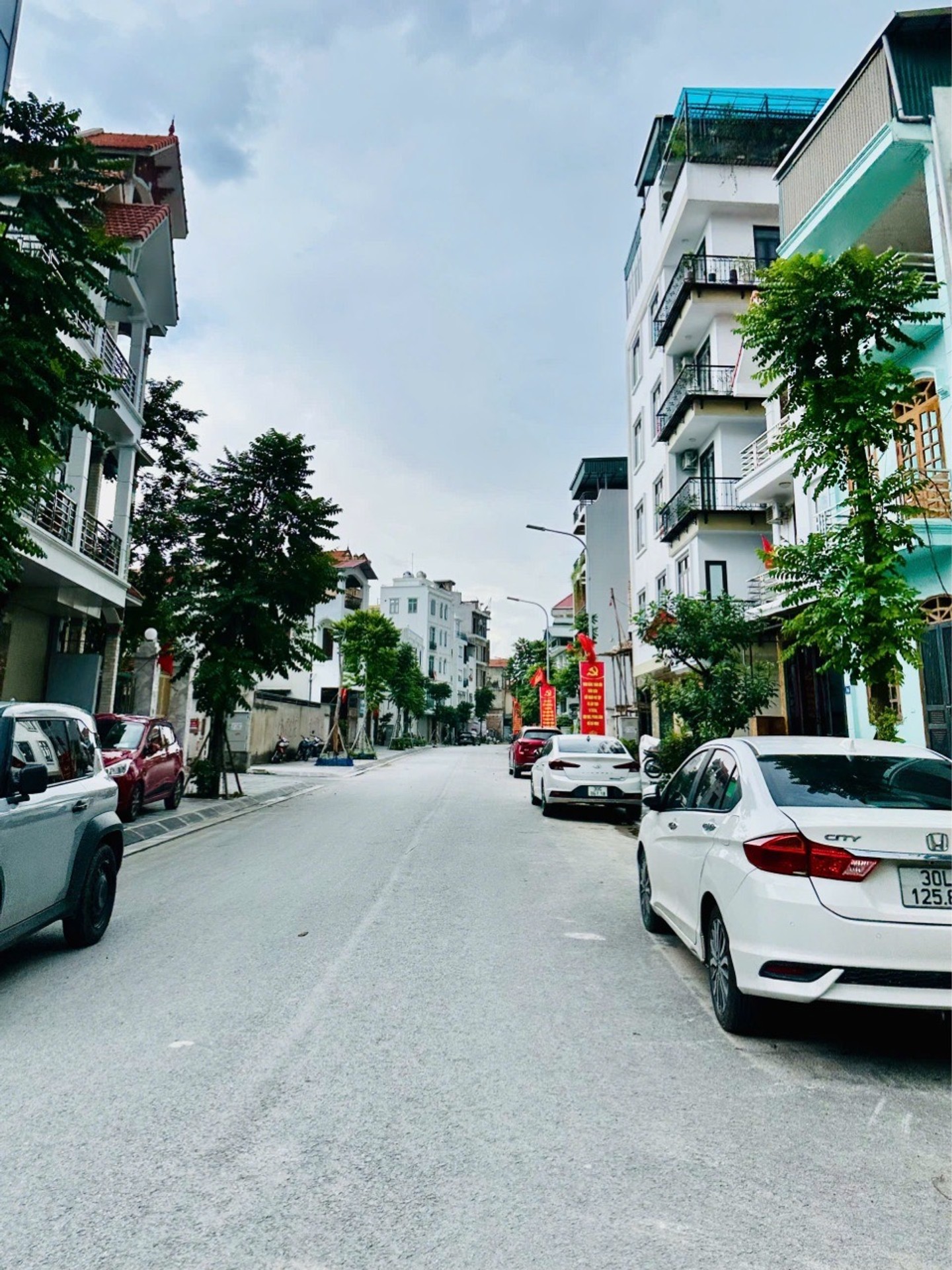 Nhỉnh 6 tỷ 40 m đất tt việt Hưng gần phố