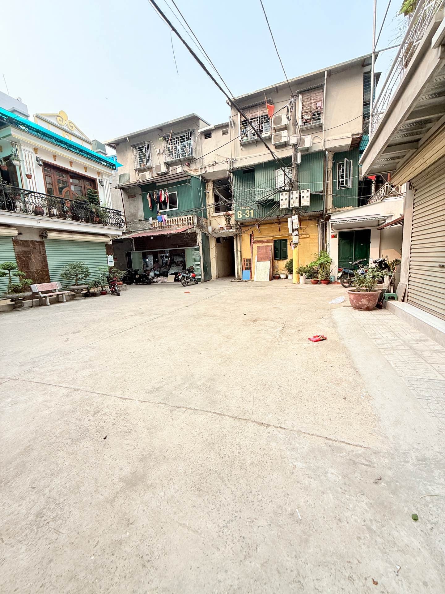 Nhà Nguyễn Văn Cừ diện tích rộng , nhỉnh 8 tỷ 53 m 30 m ra ô tô dưng đỗ