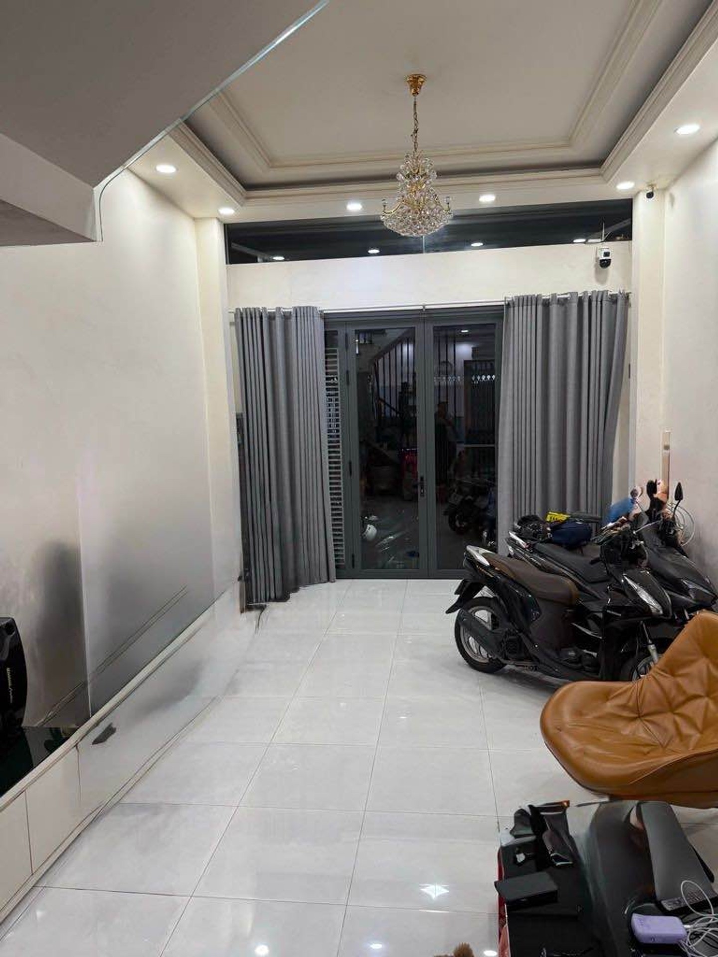 Bán Nhà 4 Tầng BTCT, 4.5m x 12.7m, Gần Vòng Xoay Lê Đại Hành, Quận 11, Chỉ 12.3 Tỷ