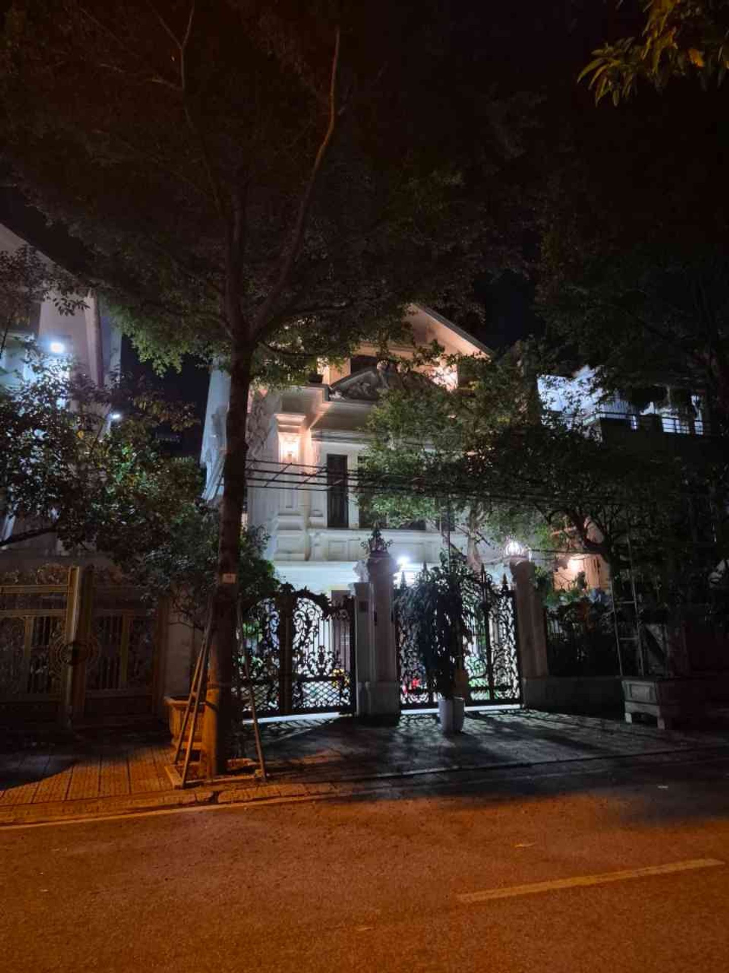 Bán biệt thự đơn lập 4 tầng tại KĐT Văn Phú, Hà Đông, 201 m², đường 17m. Giá cực kì hấp dẫn.
