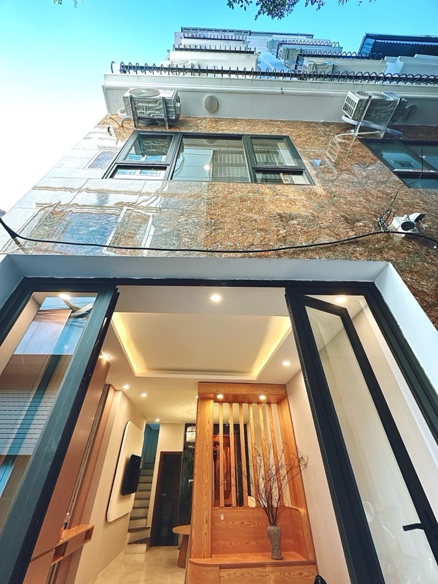NHÀ MỚI ĐẸP - ĐẦY ĐỦ NỘI THẤT - GẦN MẶT PHỐ - ĐỊA CHỈ TO NHƯNG CHỈ CÁCH MẶT PHỐ 2 NHÀ RẤT NÔNG - ĐẸ