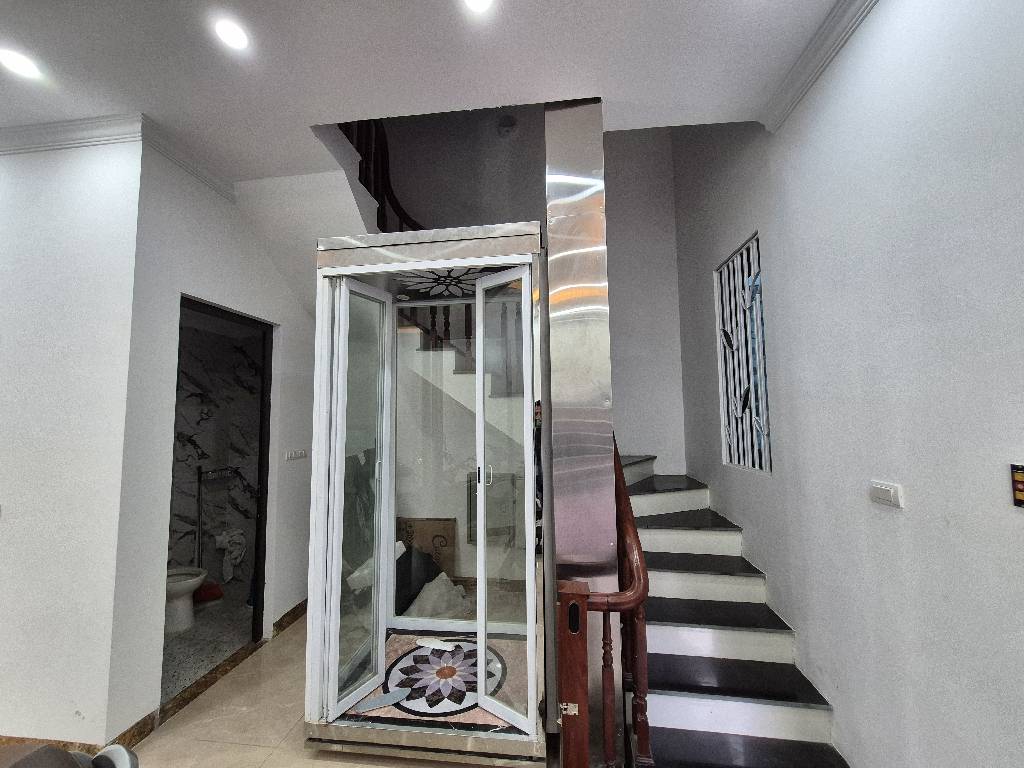 Nhà mới thang máy, ô tô đỗ cạnh, sẵn sàng giao dịch