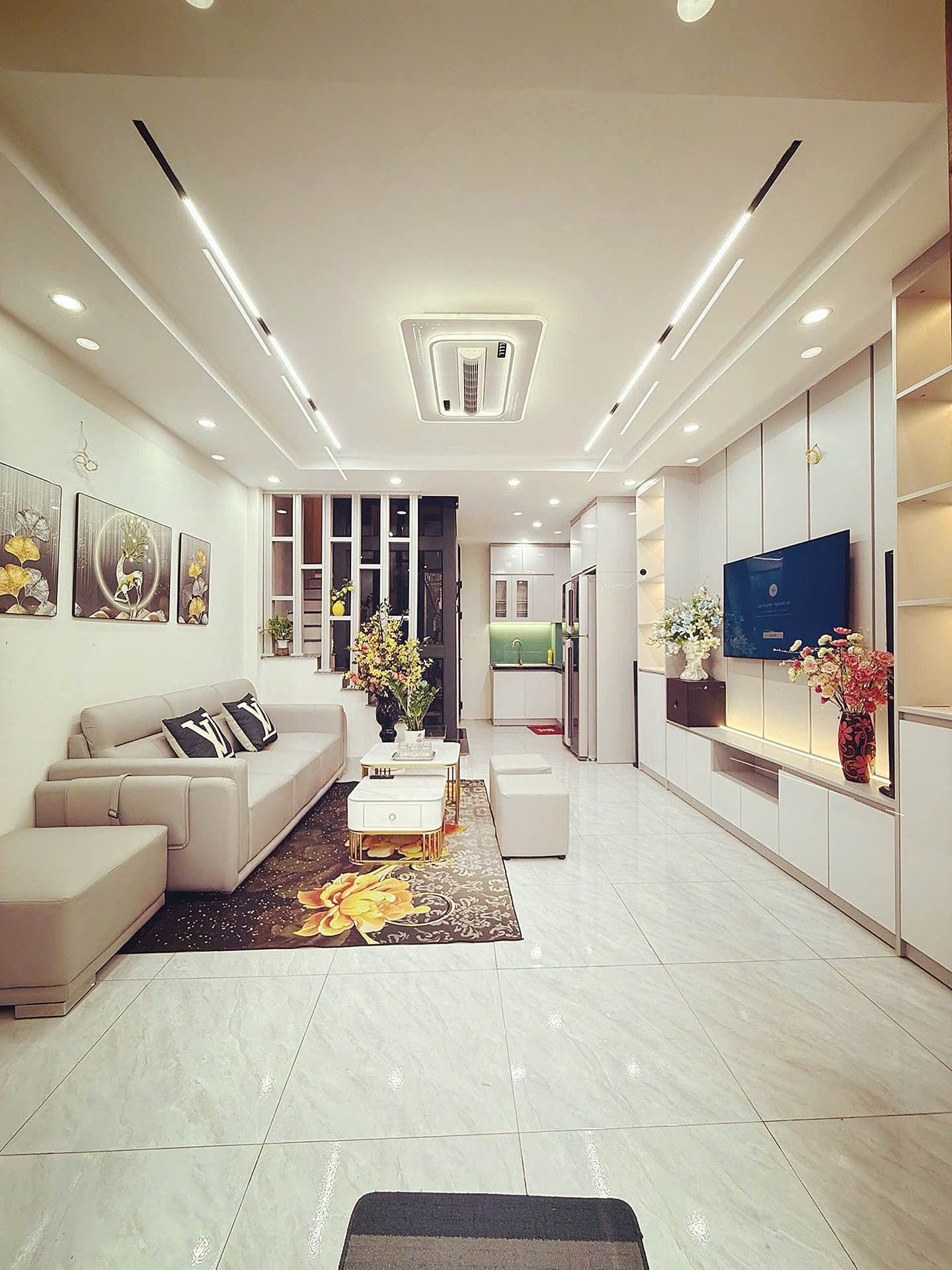 Nhà 6 tầng thang máy mặt phố Hoàng Mai, diện tích 32.3m², ở cực kỳ lý tưởng.