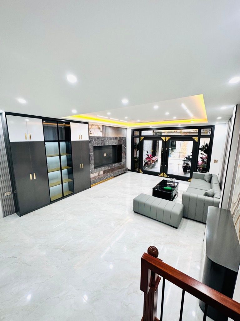 Bán nhà 7 tầng mặt phố Long Biên, diện tích 75m2, giá 17.8 tỷ