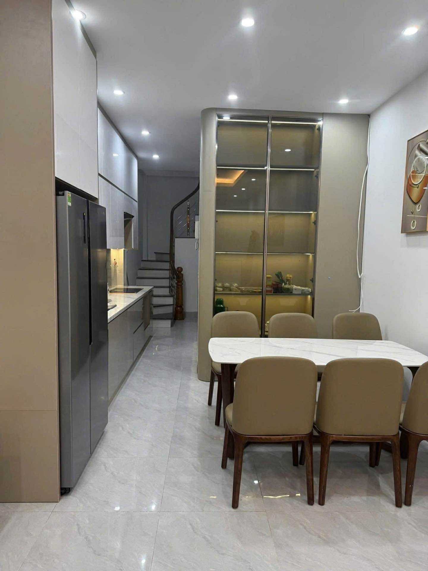 Nhà 7 tầng thang máy hiện đại, ô tô đỗ cửa, vị trí vàng Bồ Đề chờ chủ mới