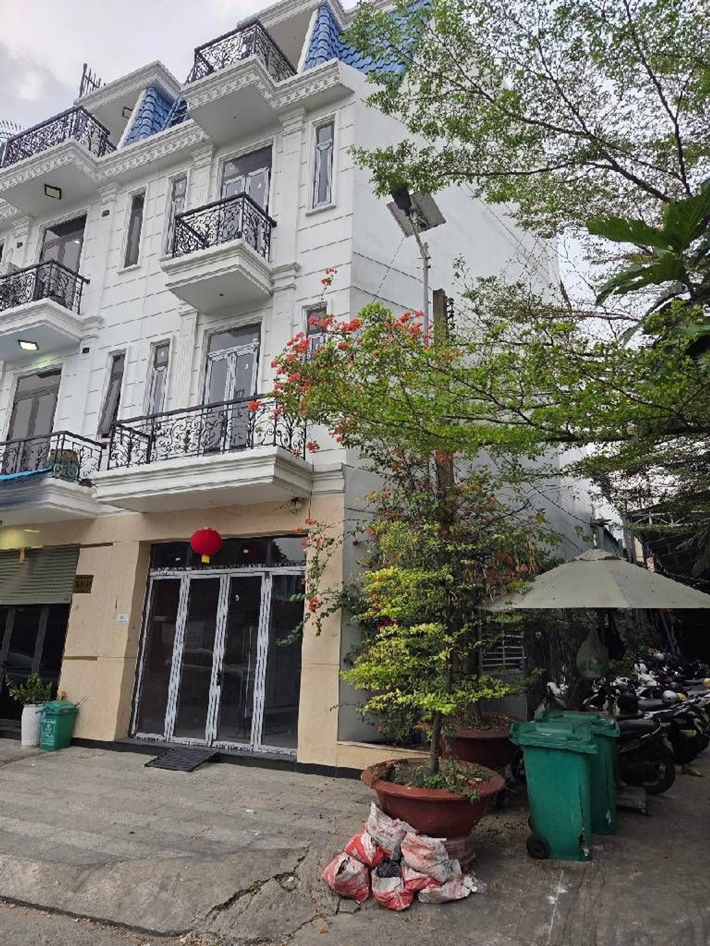 Nhà mặt phố lô góc 4 tầng tại Tân Phú, diện tích 72,7 m², hướng Đông Nam