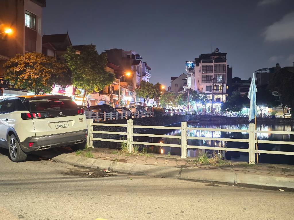 Bán nhà 2 tầng mặt tiền rộng tại Sài Đồng, gần hồ điều hòa