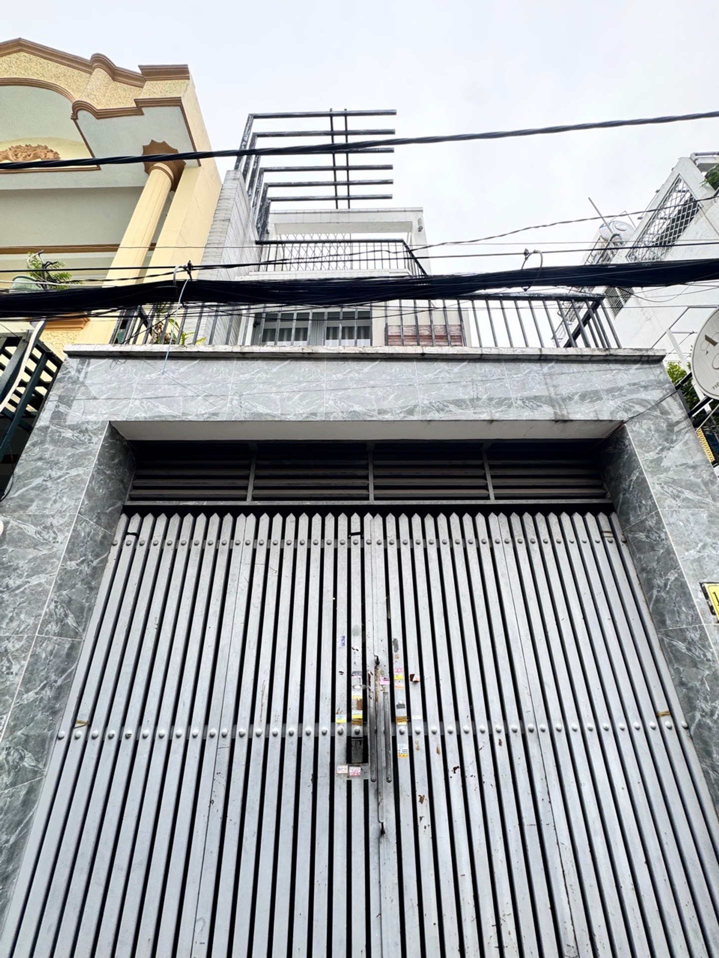 Bán nhà riêng 3 tầng lô góc thoáng tại Gò Vấp gần Công viên Làng Hoa