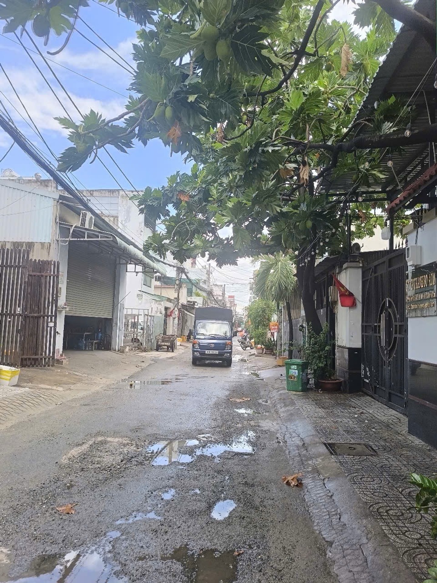 - Nhà gồm sân để xe, trệt, 1 lửng, 1 lầu, phòng thờ, sân thượng
Trệt sân để xe hơi, phòng khách,
