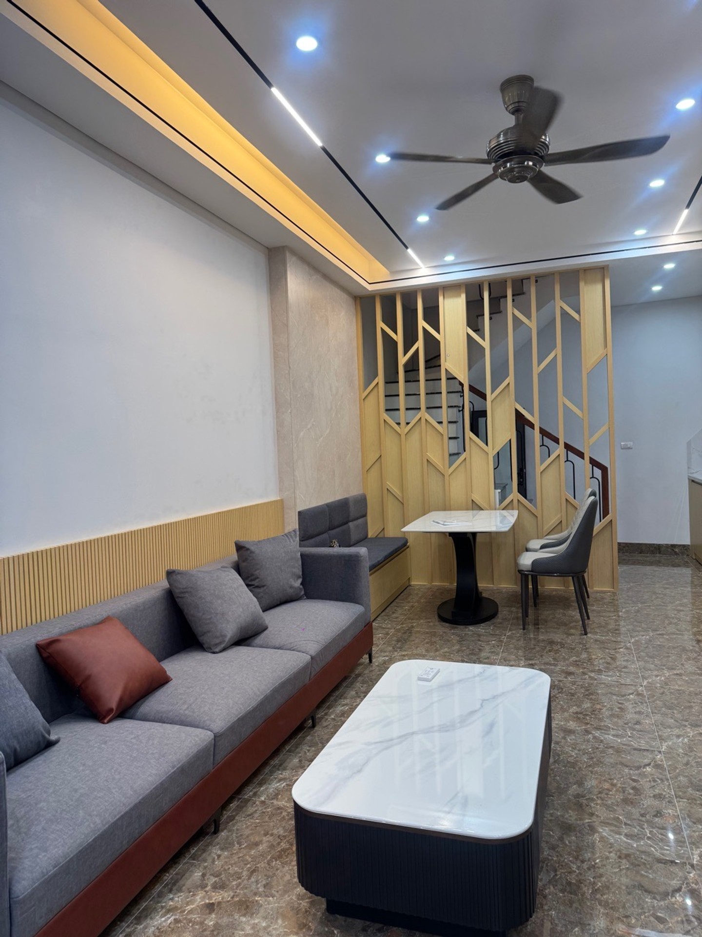 Bán nhà riêng 5 tầng diện tích 42m² khu vực Lệ Mật, gần BiG C và Vinhome