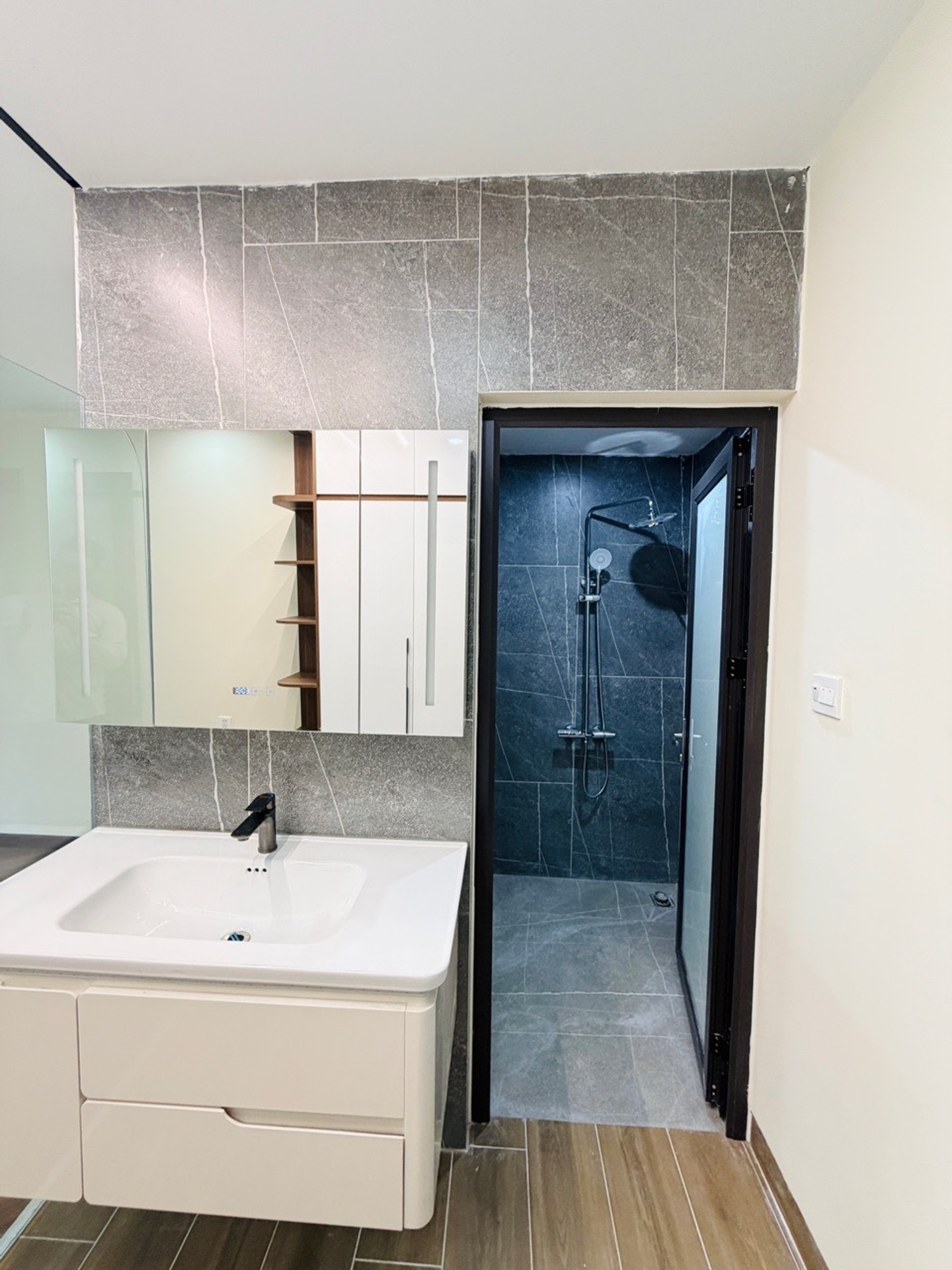 Cơ Hội Sở Hữu Nhà Phân Lô vỉa hè Cổ Linh View Hồ Điều Hòa Hiếm Có