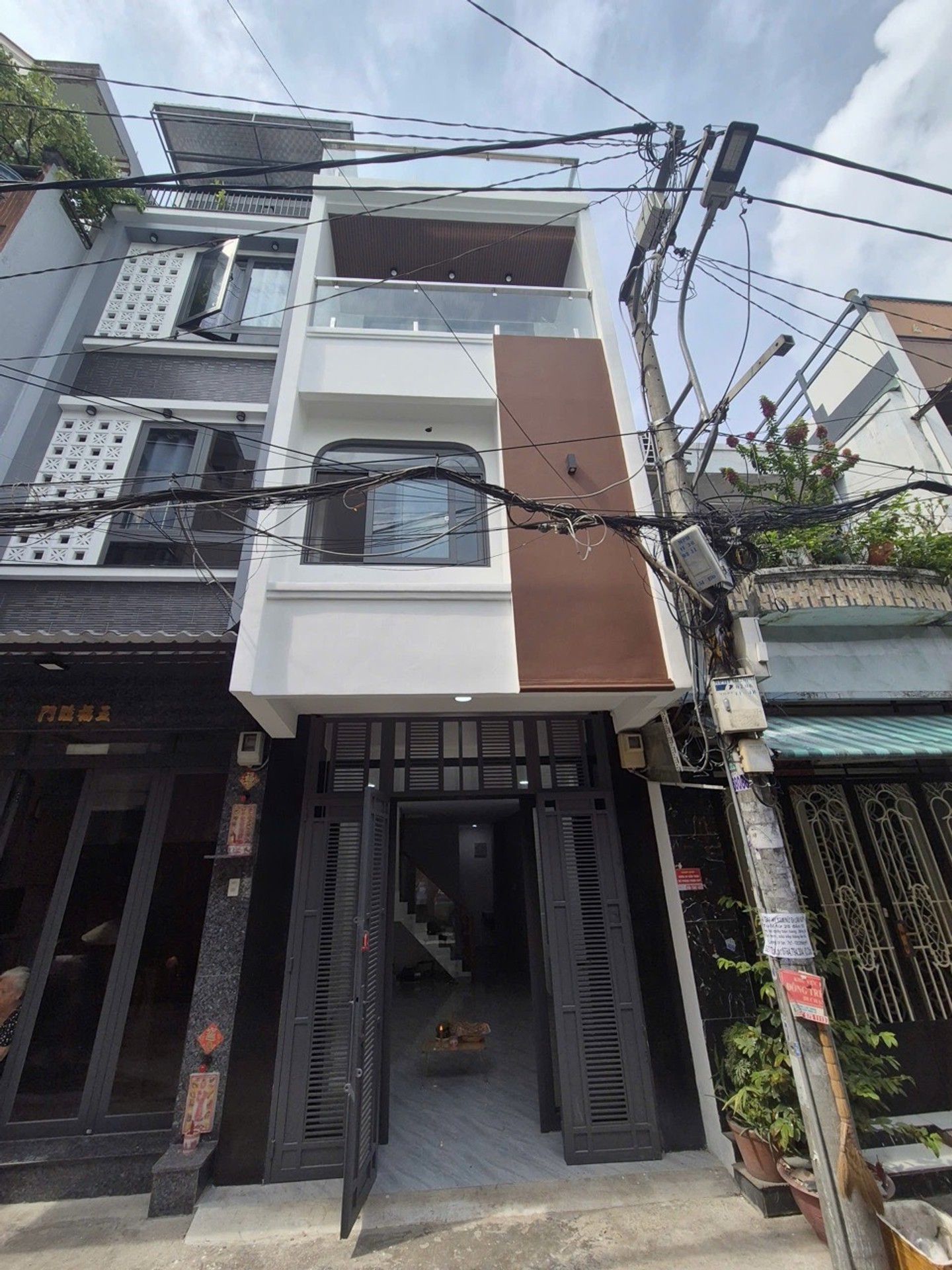 NHÀ ĐẸP LẠC LONG QUÂN -QUẬN 11 – HẺM XE TẢI 6M THÔNG – GẦN ĐẦM SEN – 3 TẦNG KIÊN CỐ- NHỈNH 6 TỶ